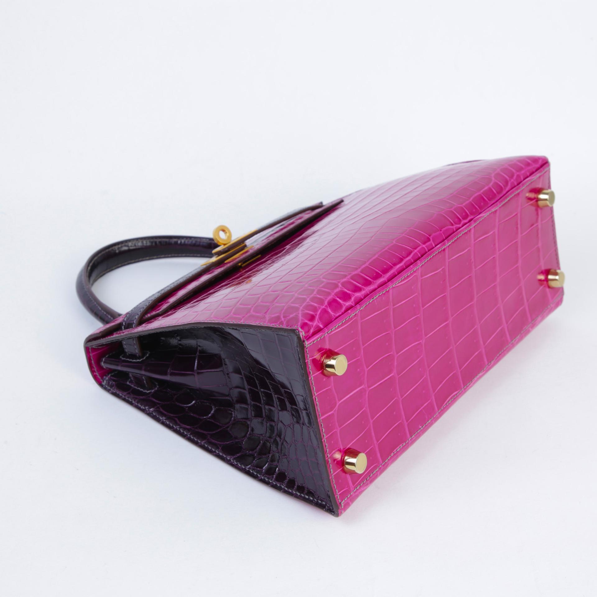 Very Good ( Rank A) HERMÈS Special Order Kelly 25 Sellier Rose Scheherazade (J5) Aubergine (3V) Shiny Niloticus Crocodile Brushed Gold hardware C (2018) - 4