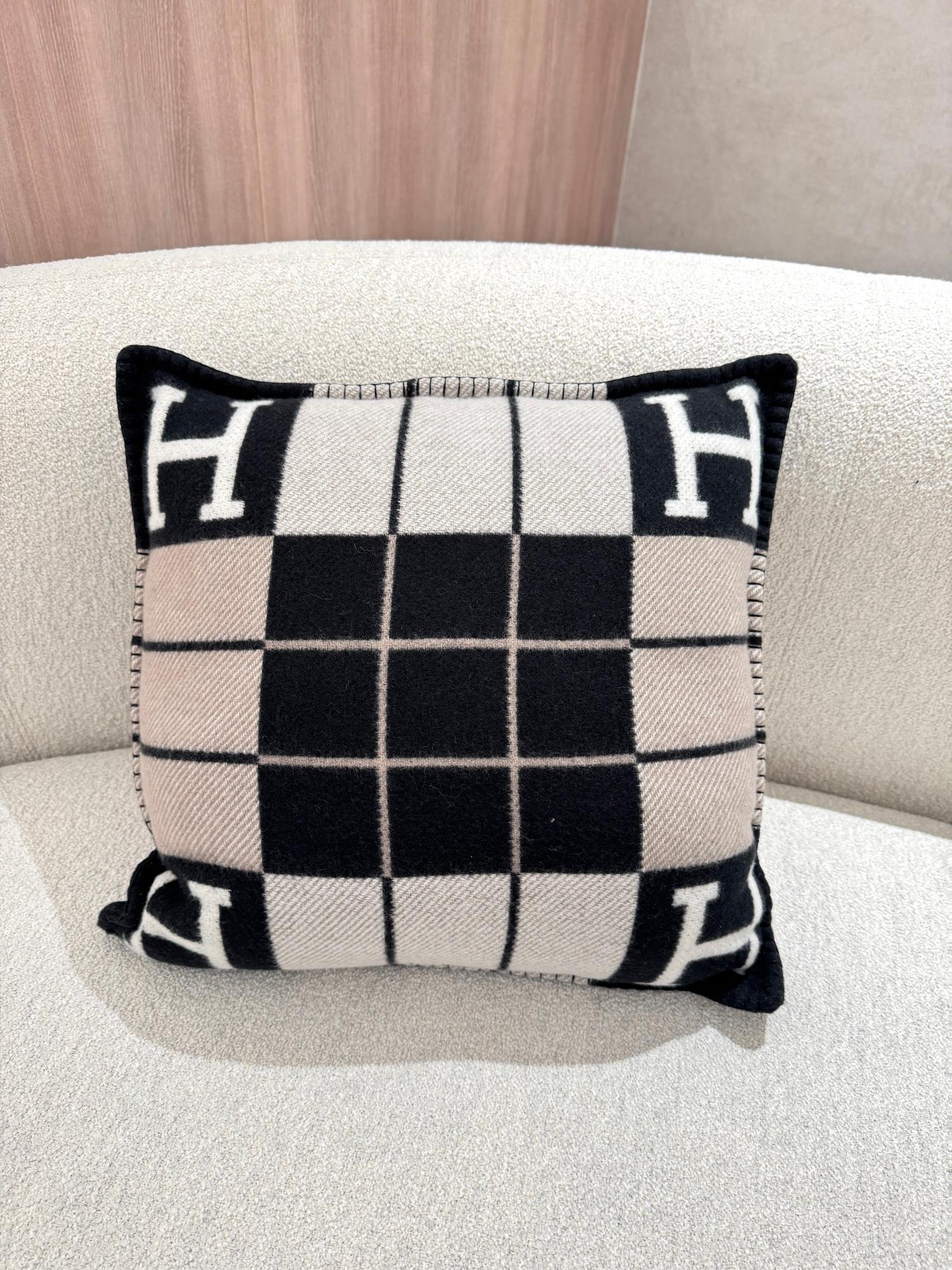 Brand New ( Rank N ) HERMÈS Avalon Cushion, small model Black White Gray Cashmere Merino Wool - 3
