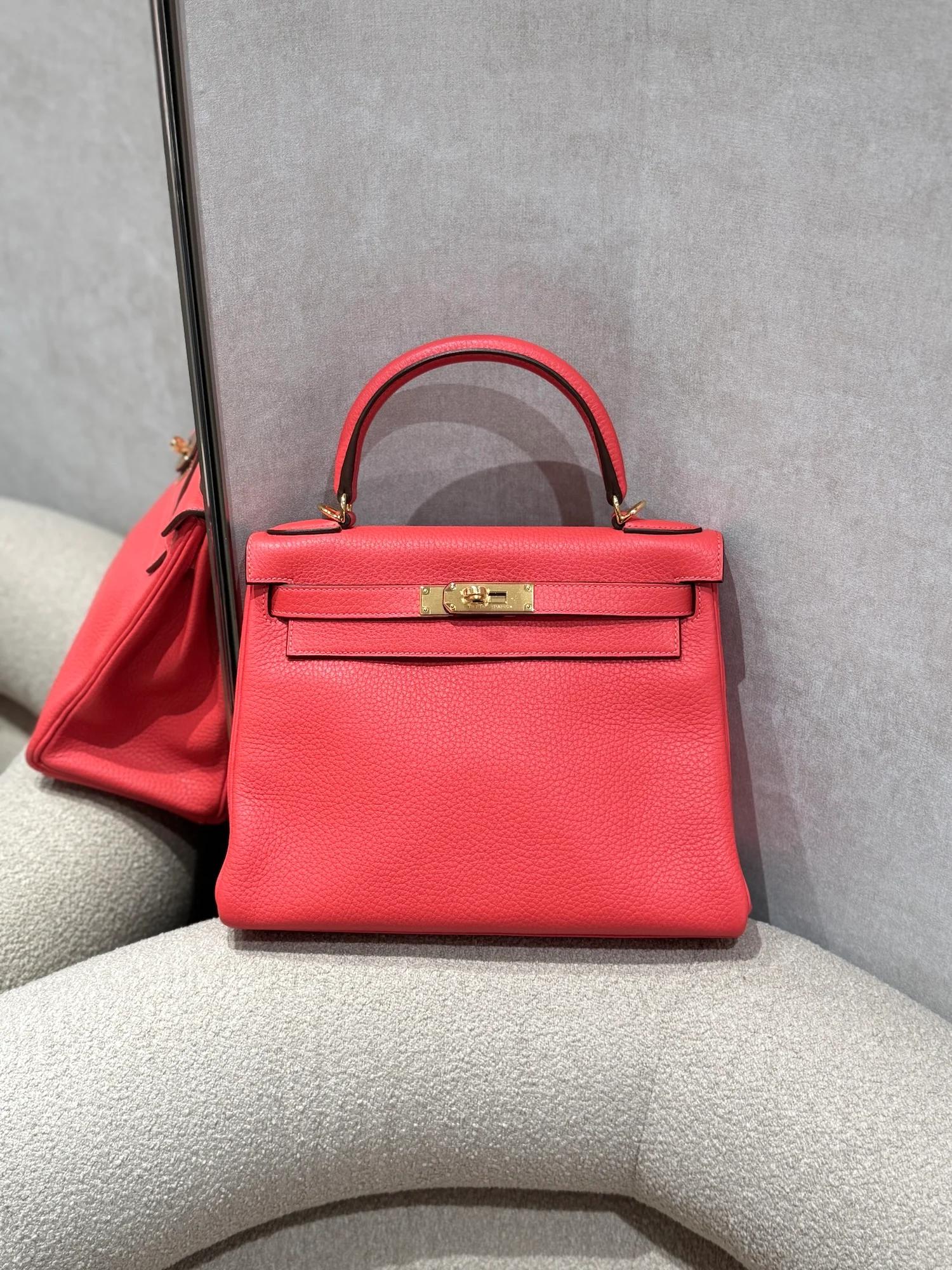 Unused ( Rank NS ) HERMÈS Kelly 28 Rouge Pivoine (2R) Clemence Gold hardware T (2015) - 4
