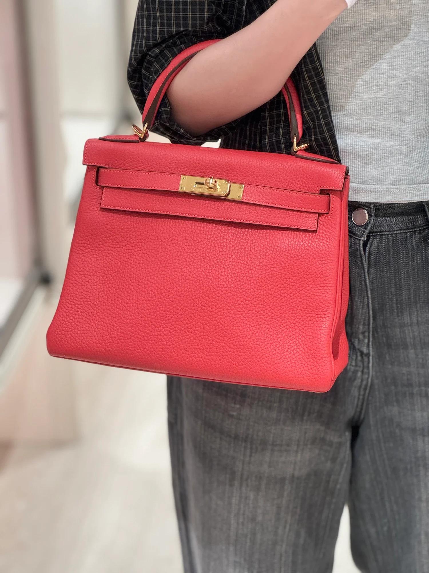 Unused ( Rank NS ) HERMÈS Kelly 28 Rouge Pivoine (2R) Clemence Gold hardware T (2015) - 3