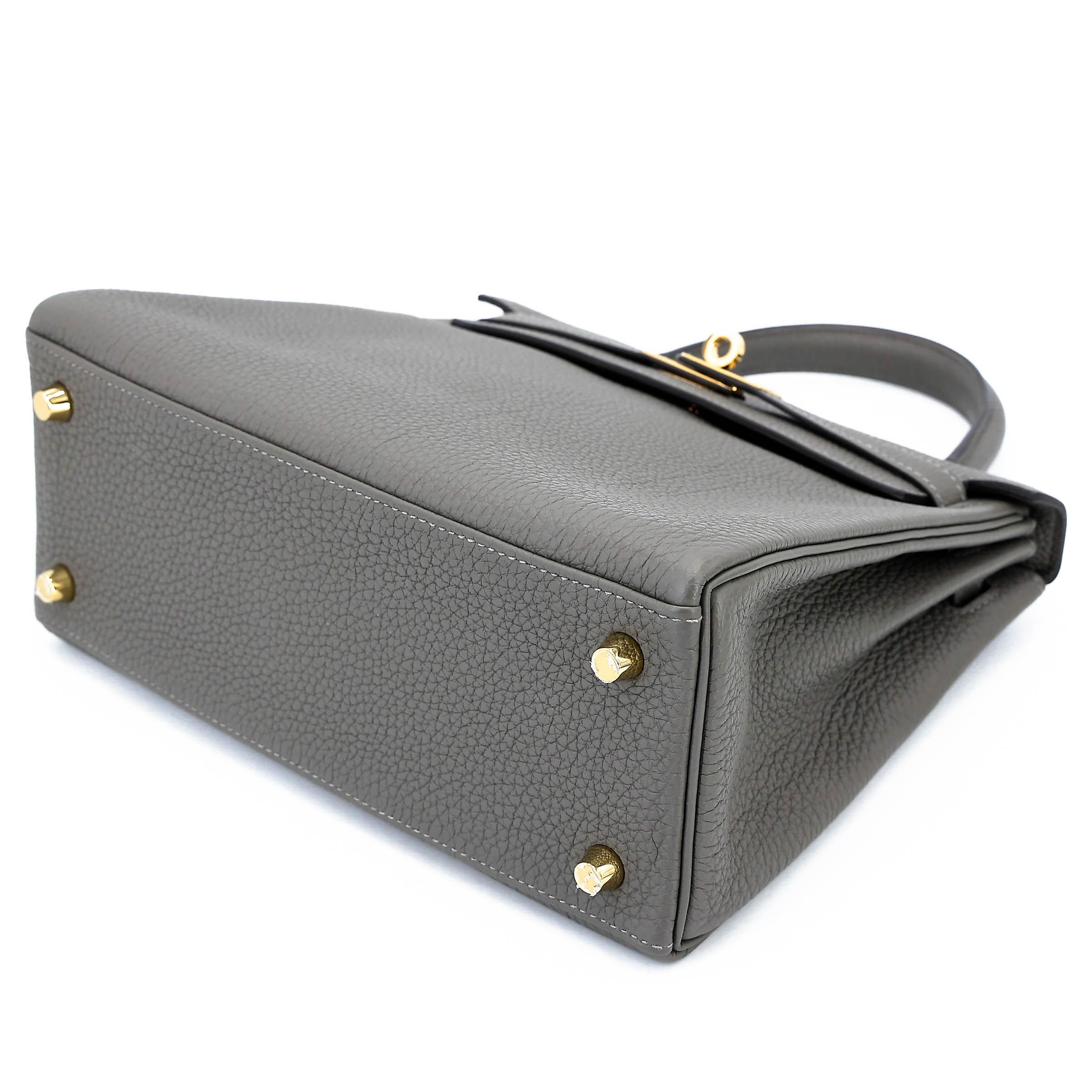 Very Good ( Rank A) HERMÈS Kelly 25 Gris Meyer (0L) Togo Gold hardware U (2022) - 4