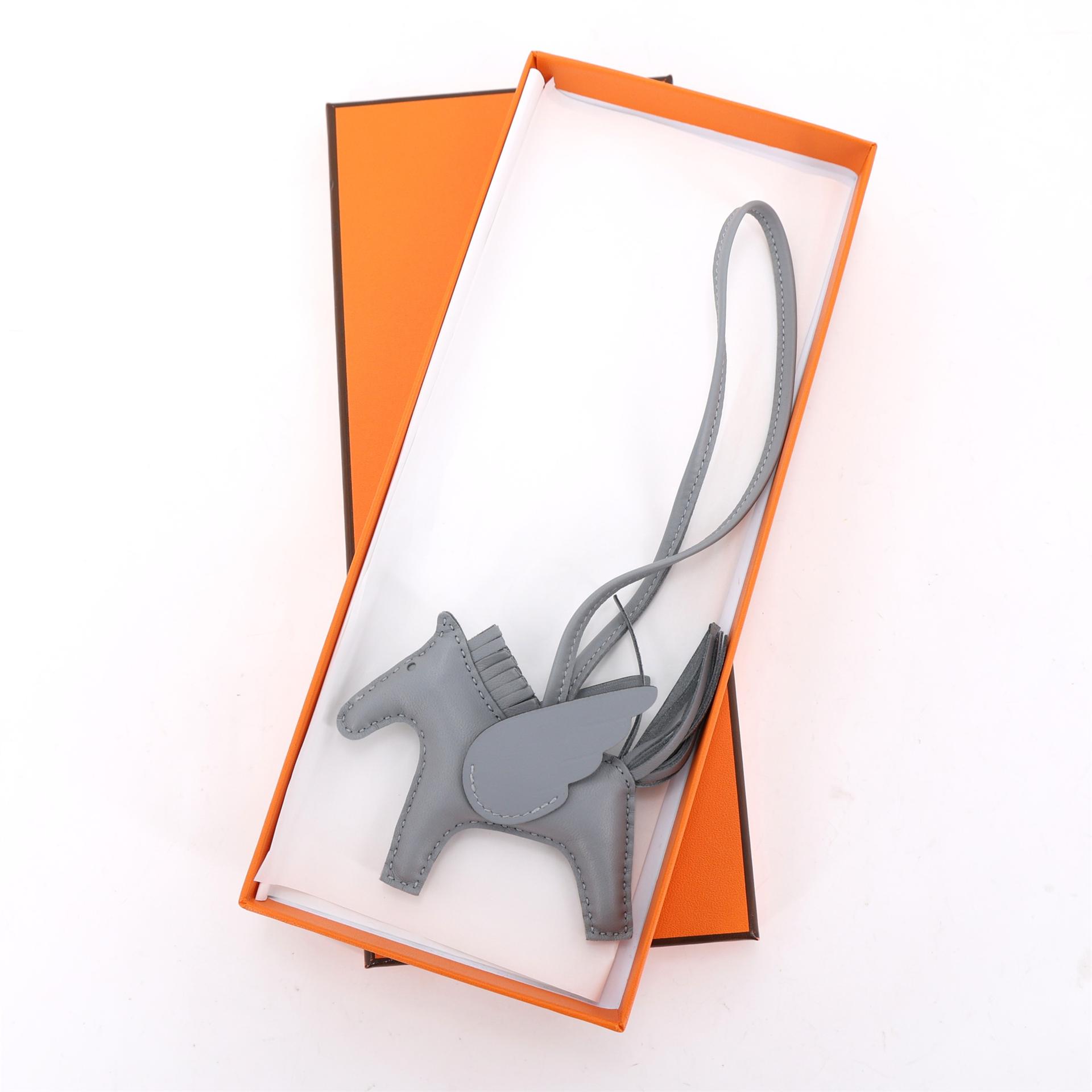 Brand New ( Rank N ) HERMÈS Rodeo Pegase PM Gris Pantin (P0) Agneau Milo K (2025) - 3