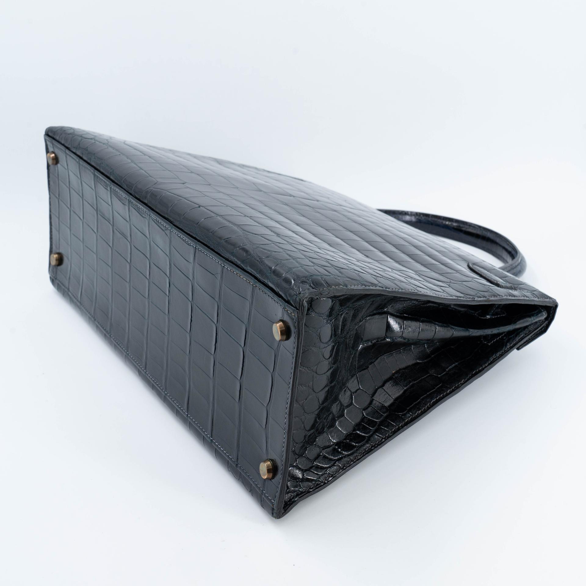 Good ( Rank AB) HERMÈS Kelly 35 Sellier Navy Porosus Crocodile Gold hardware Z (1970) - 6