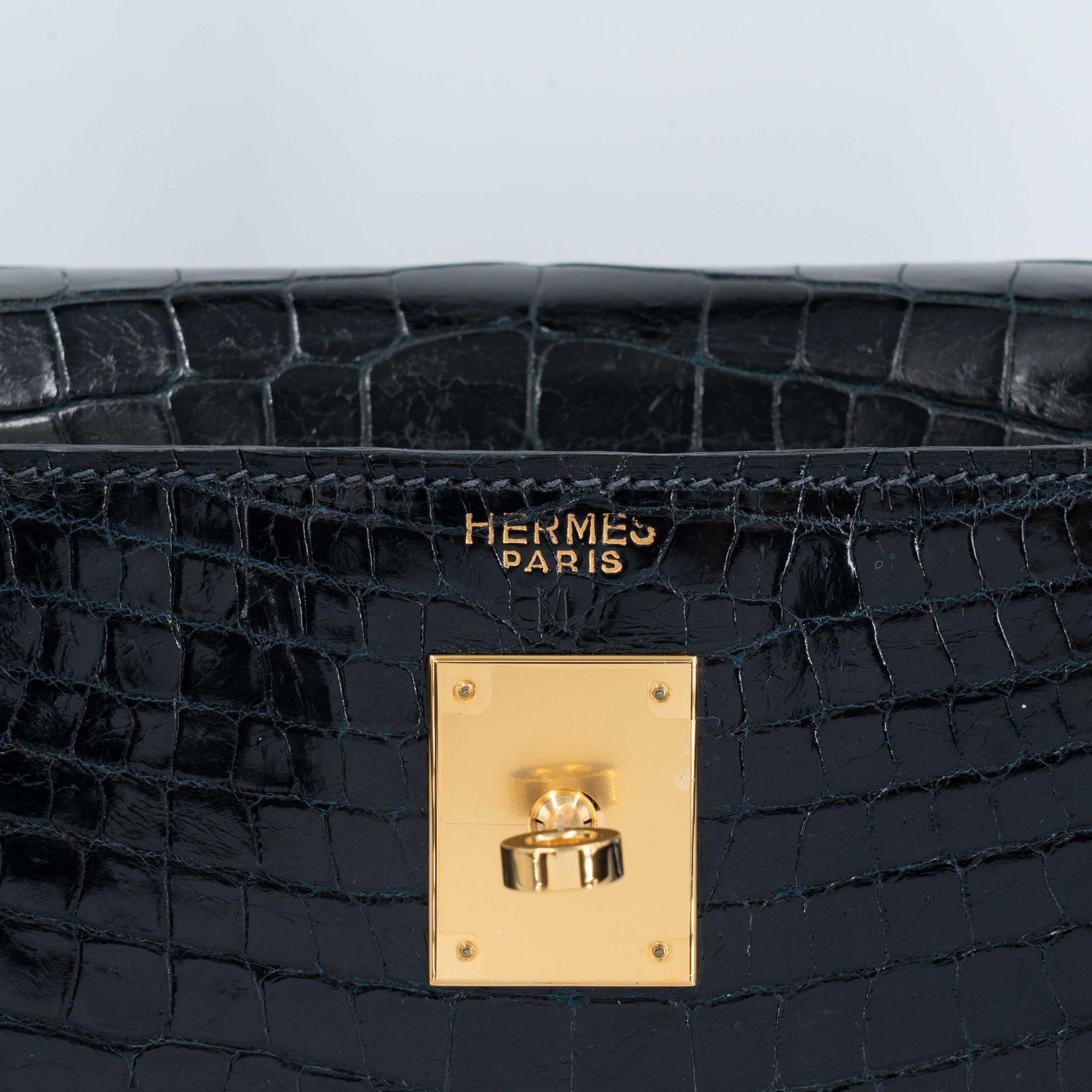 Good ( Rank AB) HERMÈS Kelly 35 Sellier Navy Porosus Crocodile Gold hardware Z (1970) - 14
