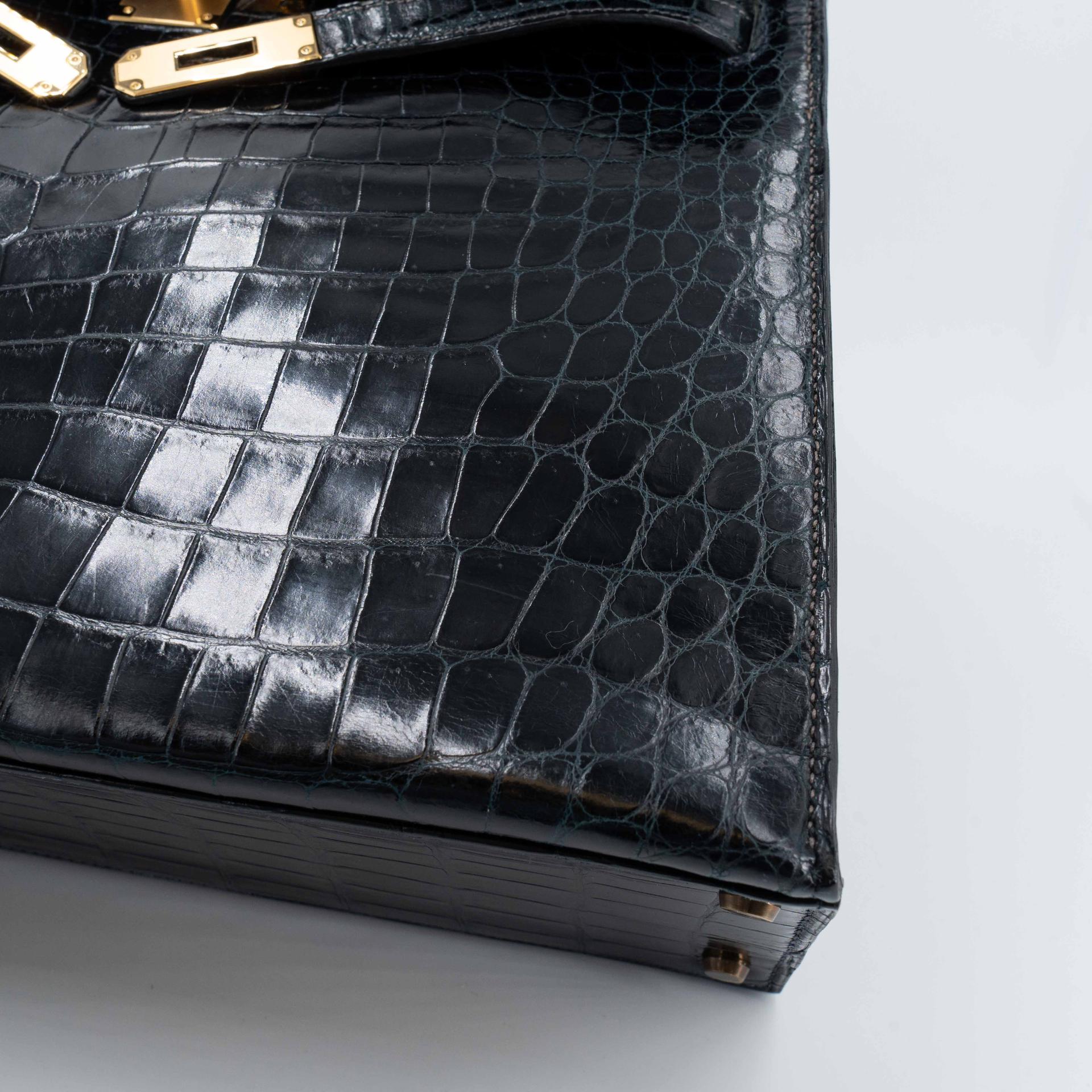 Good ( Rank AB) HERMÈS Kelly 35 Sellier Navy Porosus Crocodile Gold hardware Z (1970) - 22