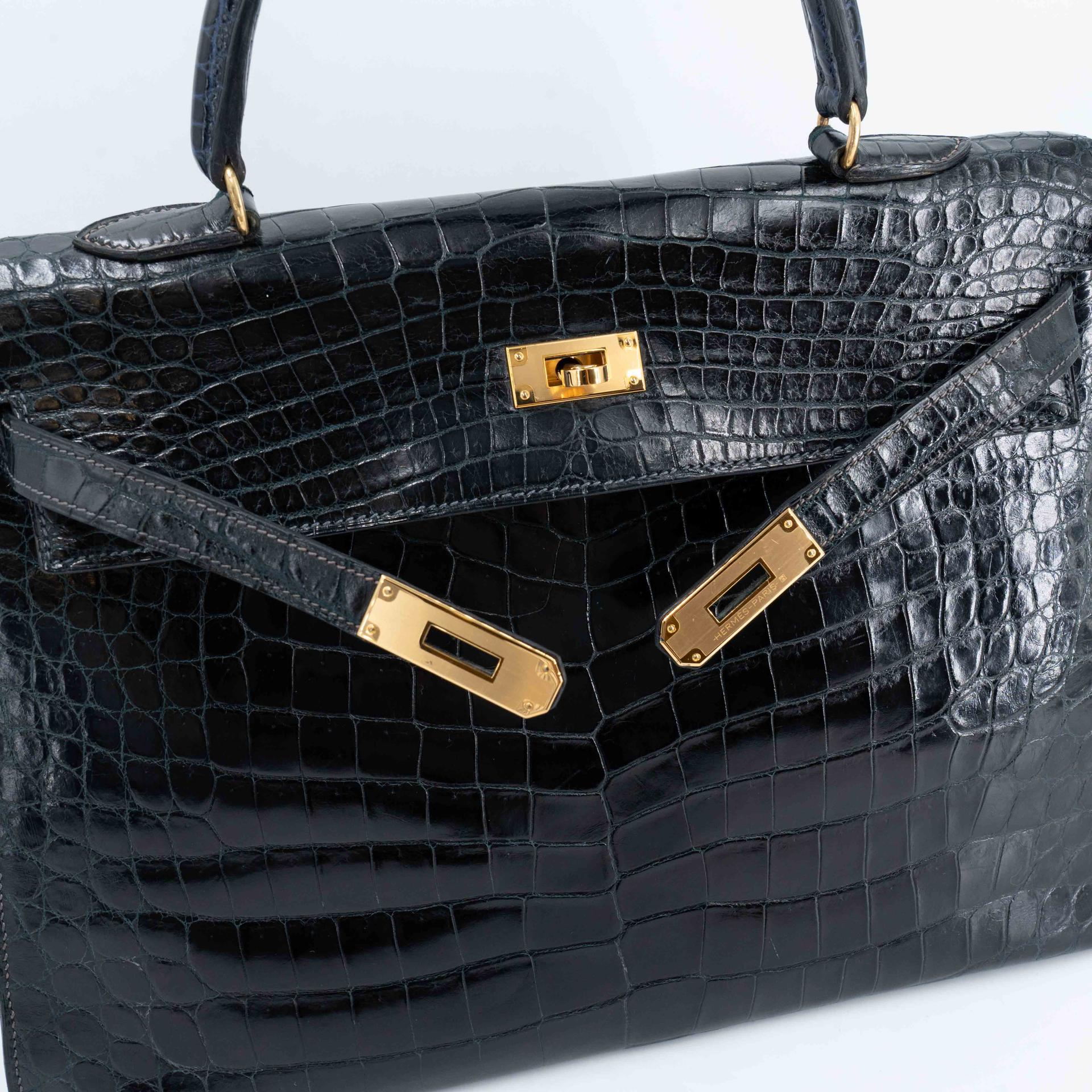 Good ( Rank AB) HERMÈS Kelly 35 Sellier Navy Porosus Crocodile Gold hardware Z (1970) - 27