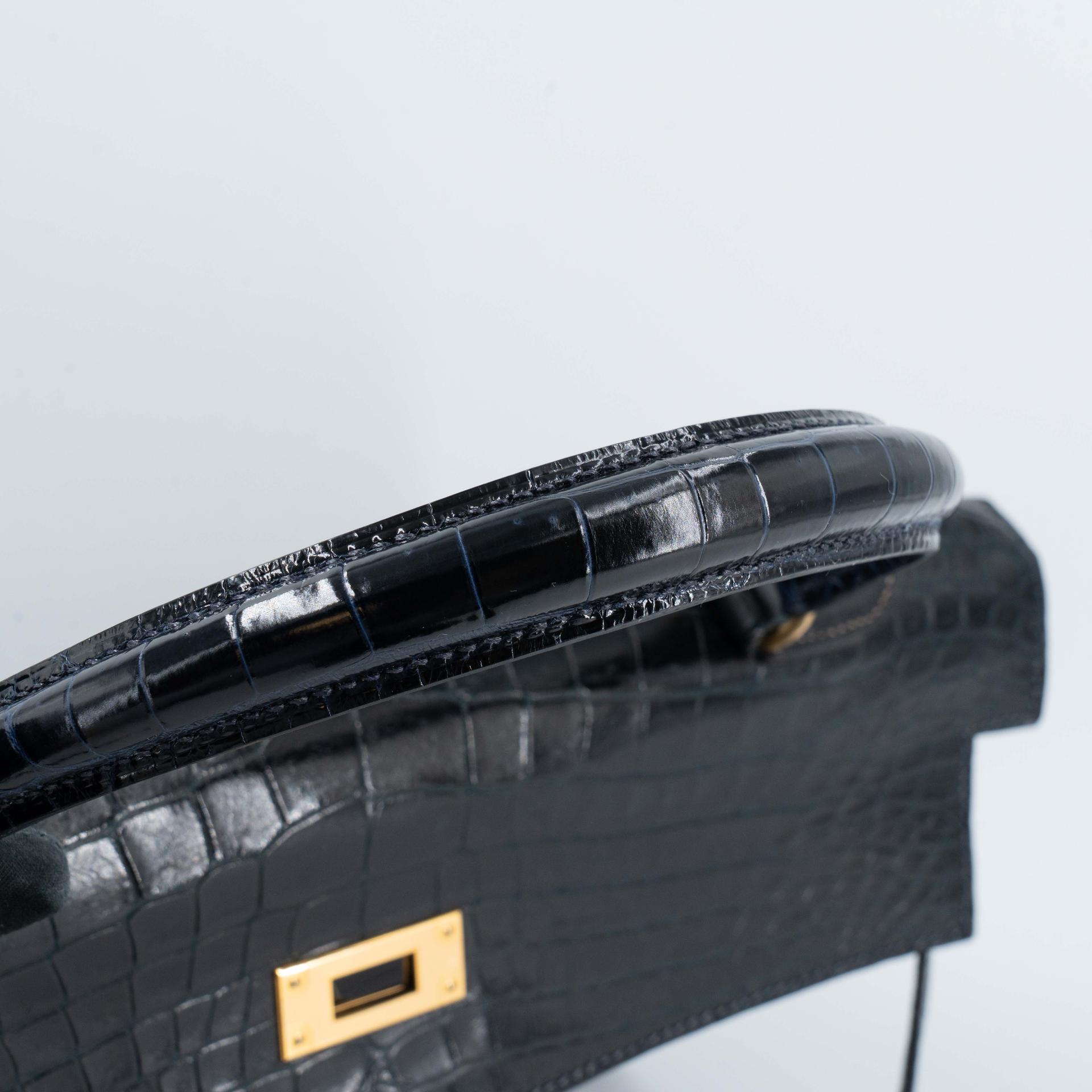 Good ( Rank AB) HERMÈS Kelly 35 Sellier Navy Porosus Crocodile Gold hardware Z (1970) - 32