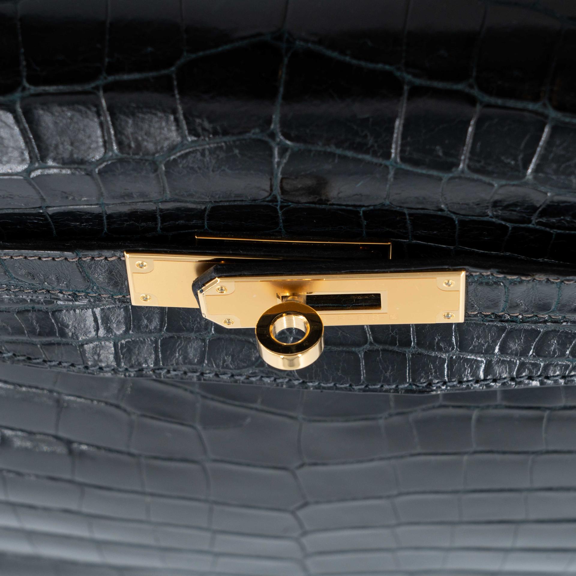 Good ( Rank AB) HERMÈS Kelly 35 Sellier Navy Porosus Crocodile Gold hardware Z (1970) - 15