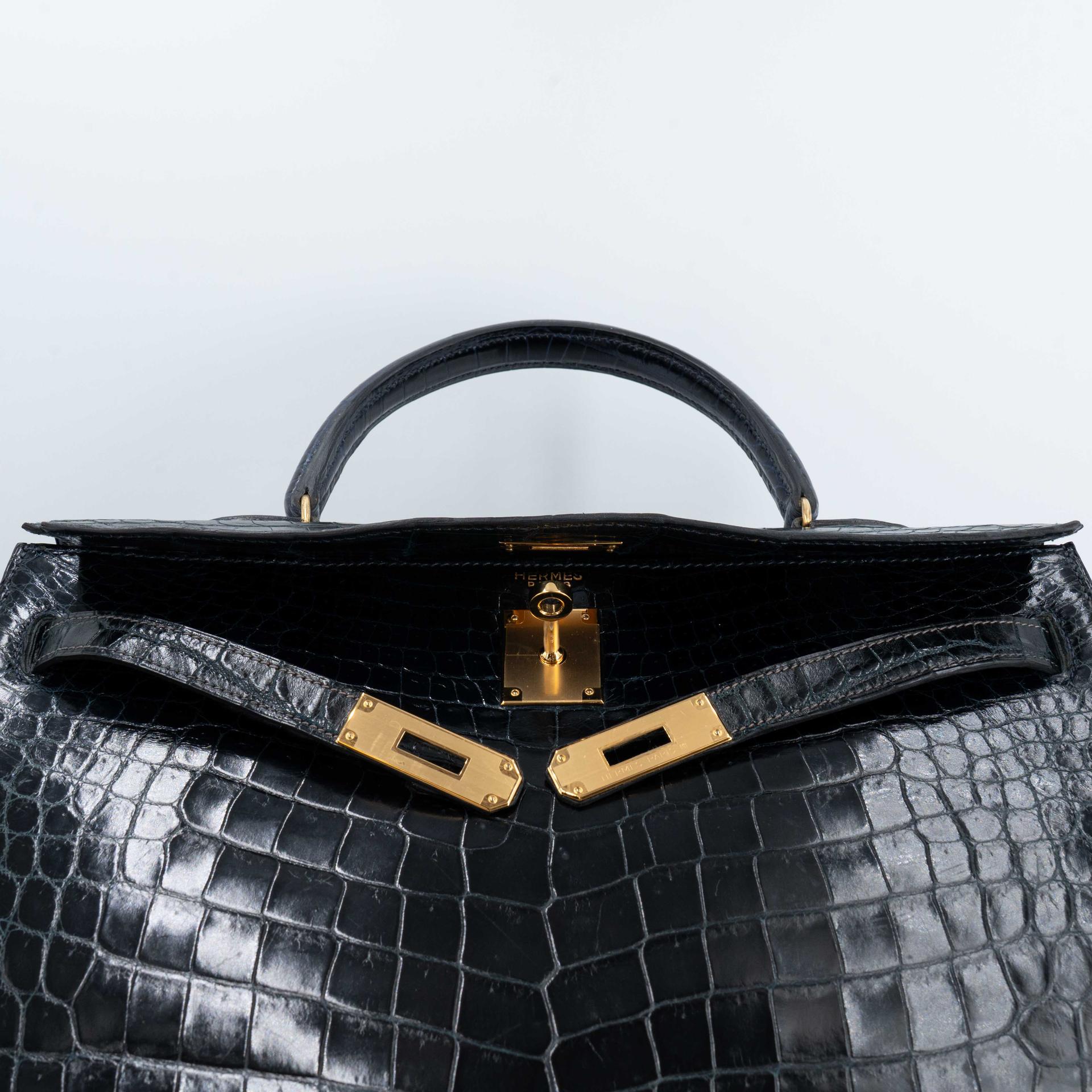 Good ( Rank AB) HERMÈS Kelly 35 Sellier Navy Porosus Crocodile Gold hardware Z (1970) - 23