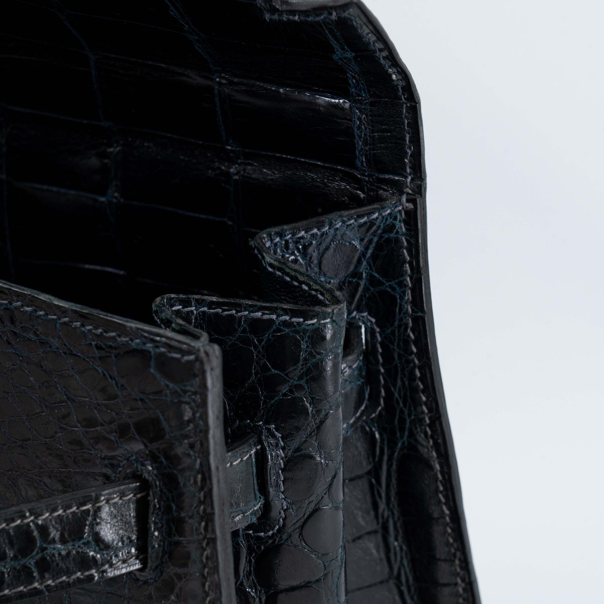 Good ( Rank AB) HERMÈS Kelly 35 Sellier Navy Porosus Crocodile Gold hardware Z (1970) - 17