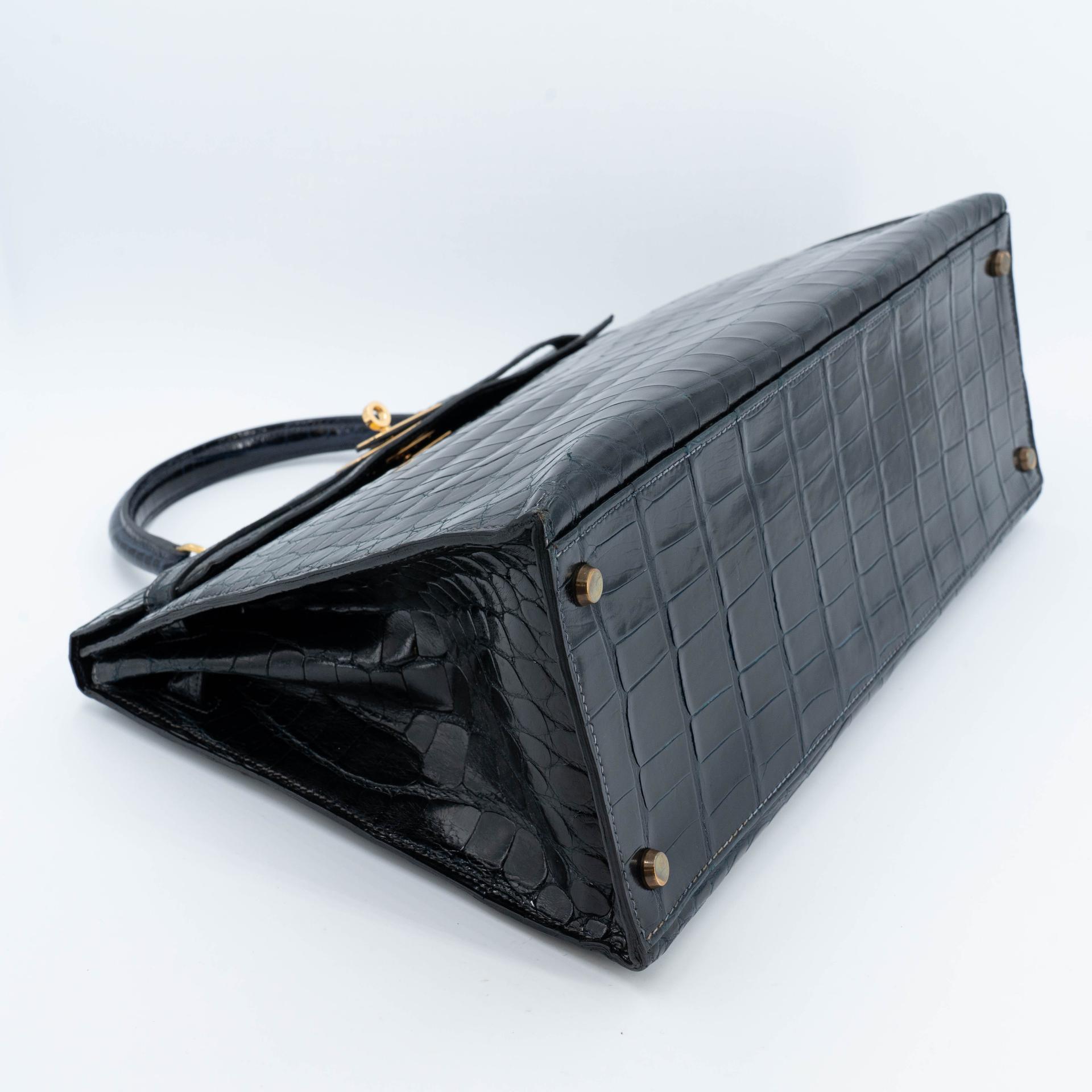 Good ( Rank AB) HERMÈS Kelly 35 Sellier Navy Porosus Crocodile Gold hardware Z (1970) - 4