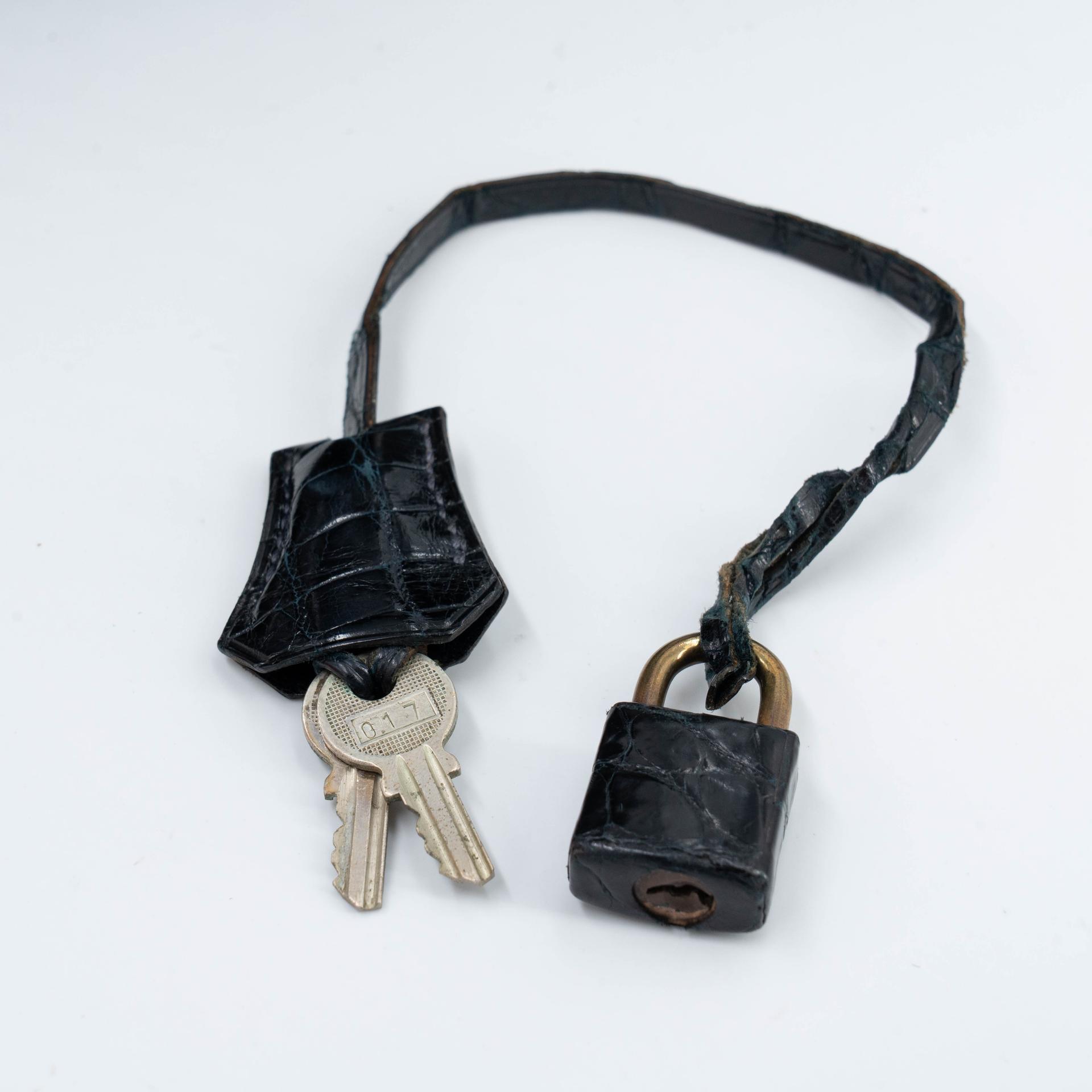 Good ( Rank AB) HERMÈS Kelly 35 Sellier Navy Porosus Crocodile Gold hardware Z (1970) - 33