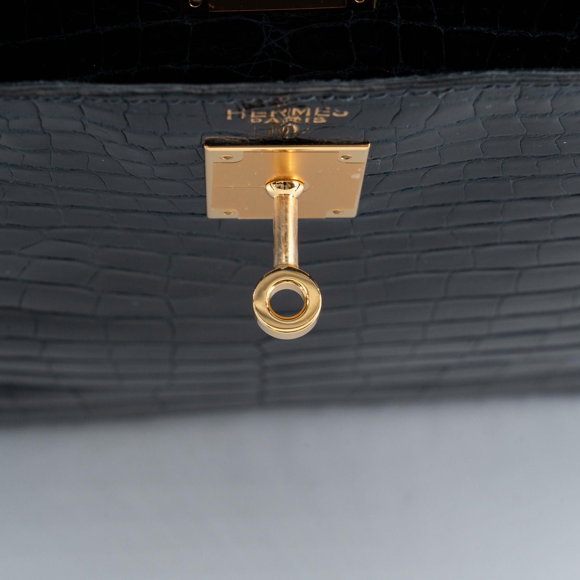 Good ( Rank AB) HERMÈS Kelly 35 Sellier Navy Porosus Crocodile Gold hardware Z (1970) - 16