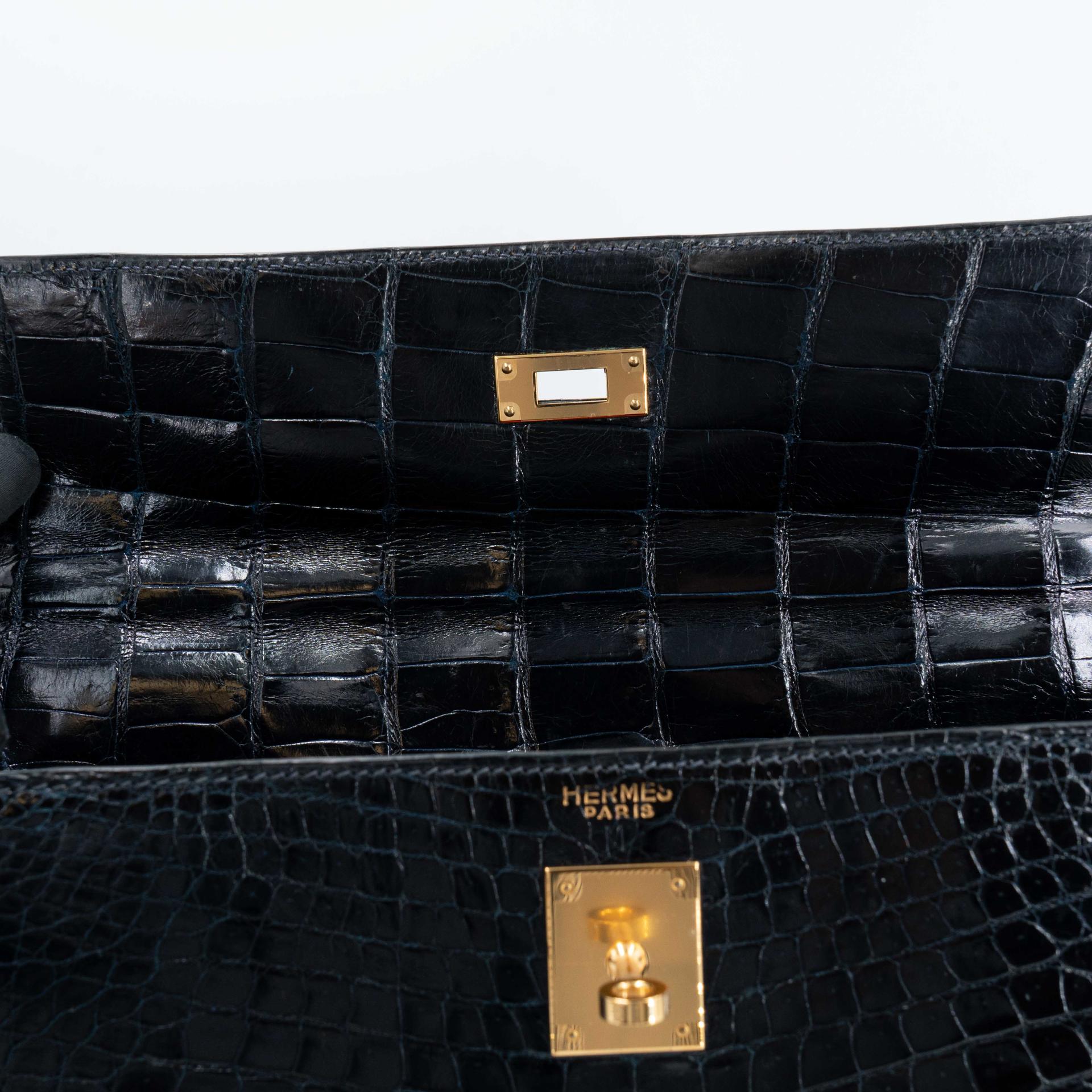 Good ( Rank AB) HERMÈS Kelly 35 Sellier Navy Porosus Crocodile Gold hardware Z (1970) - 34