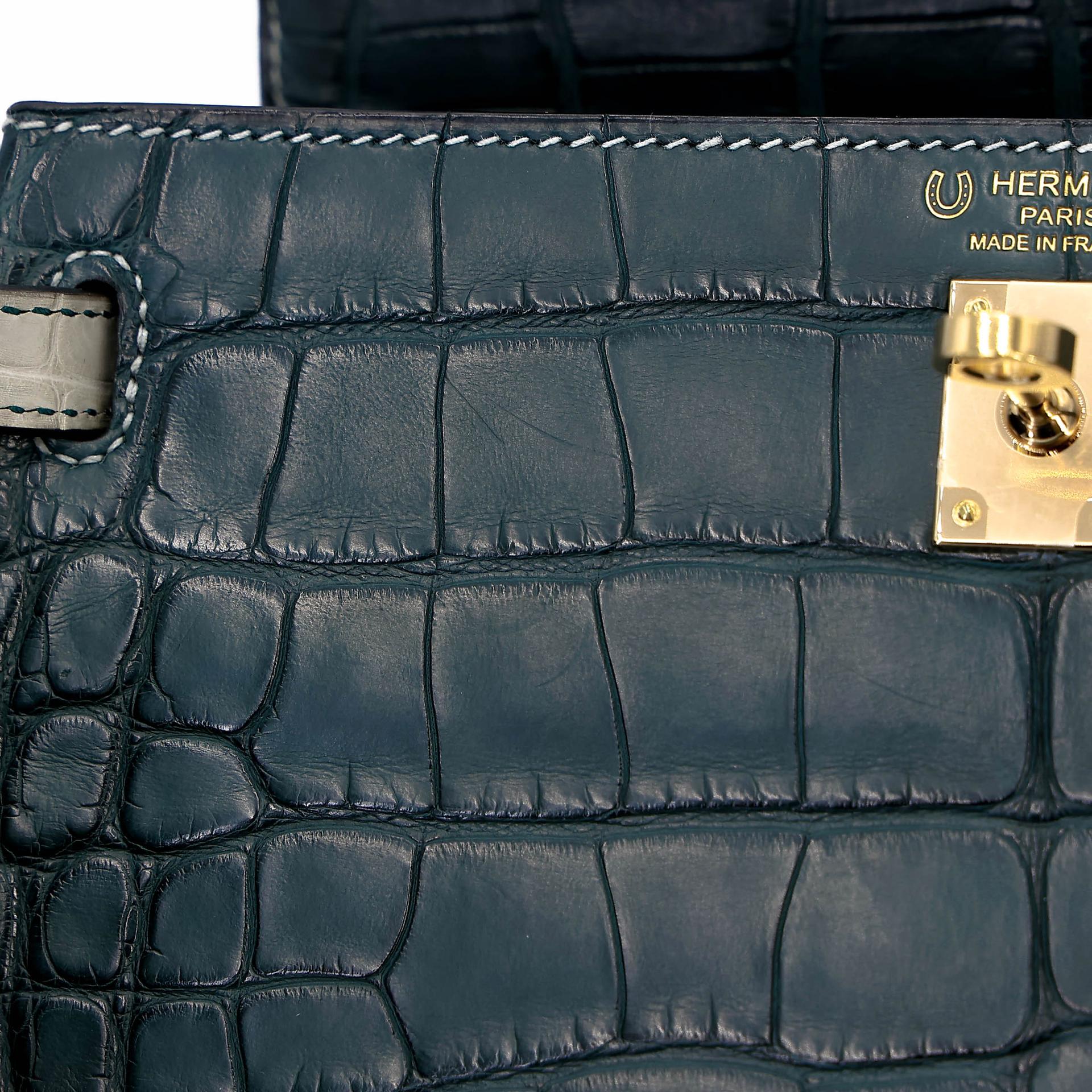 Very Good ( Rank A) HERMÈS Special Order Kelly 25 HSS Vert Cypress (6O) Gris Perle (80) Matte Alligator Permabrass hardware U (2022) - 22