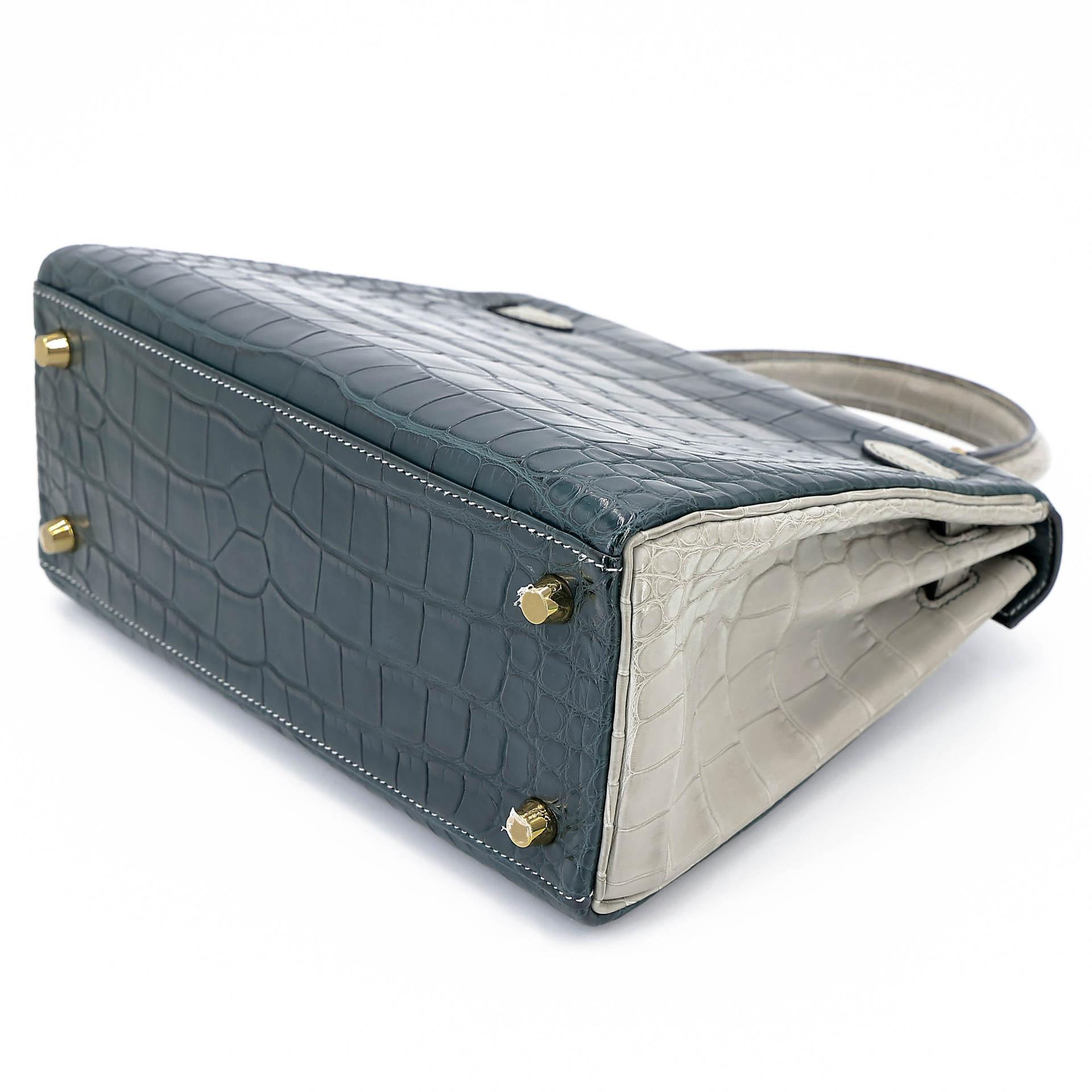 Very Good ( Rank A) HERMÈS Special Order Kelly 25 HSS Vert Cypress (6O) Gris Perle (80) Matte Alligator Permabrass hardware U (2022) - 6