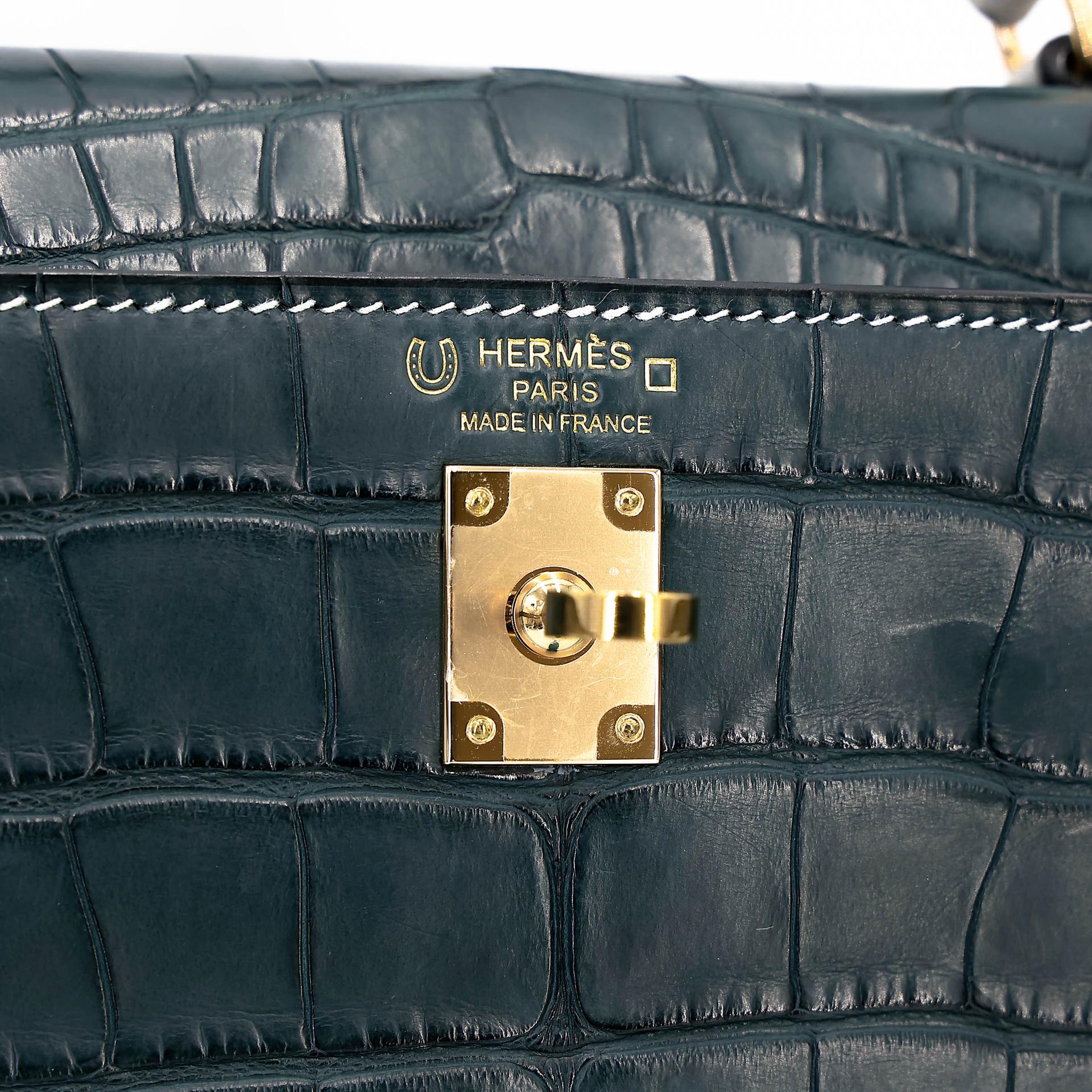 Very Good ( Rank A) HERMÈS Special Order Kelly 25 HSS Vert Cypress (6O) Gris Perle (80) Matte Alligator Permabrass hardware U (2022) - 17