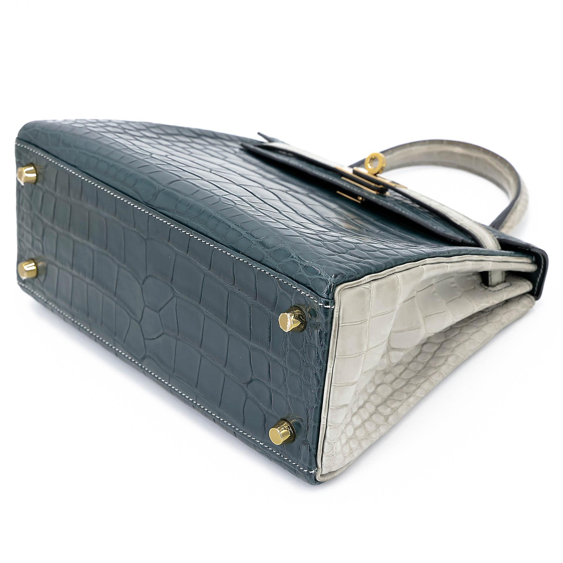 Very Good ( Rank A) HERMÈS Special Order Kelly 25 HSS Vert Cypress (6O) Gris Perle (80) Matte Alligator Permabrass hardware U (2022) - 4