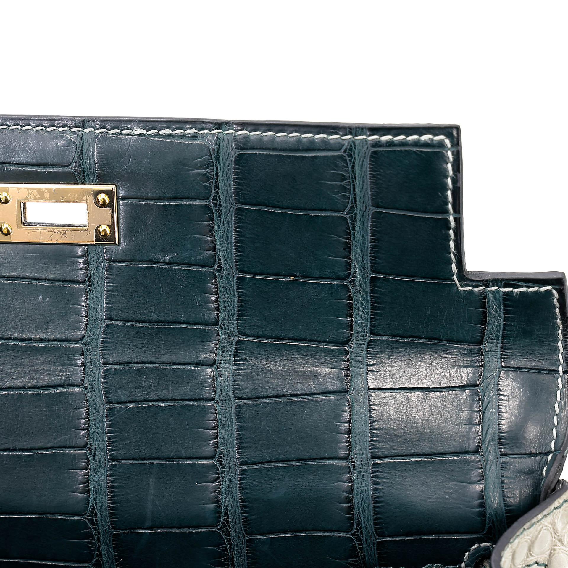 Very Good ( Rank A) HERMÈS Special Order Kelly 25 HSS Vert Cypress (6O) Gris Perle (80) Matte Alligator Permabrass hardware U (2022) - 19