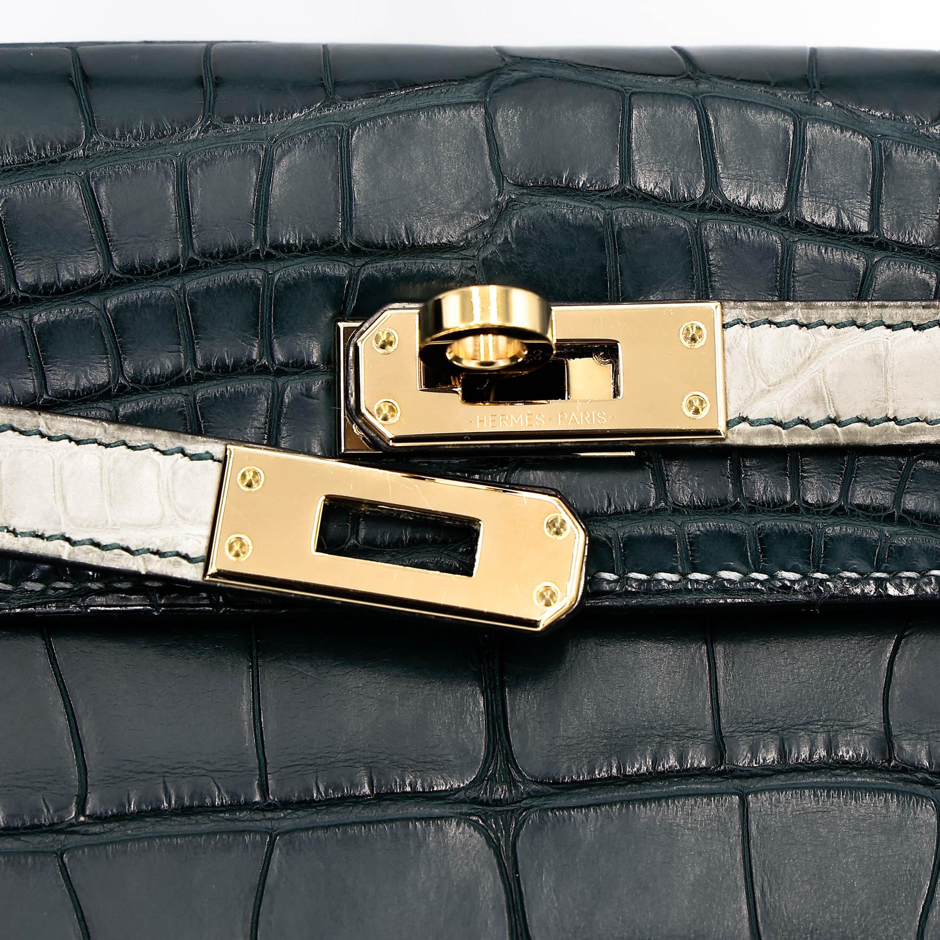 Very Good ( Rank A) HERMÈS Special Order Kelly 25 HSS Vert Cypress (6O) Gris Perle (80) Matte Alligator Permabrass hardware U (2022) - 12