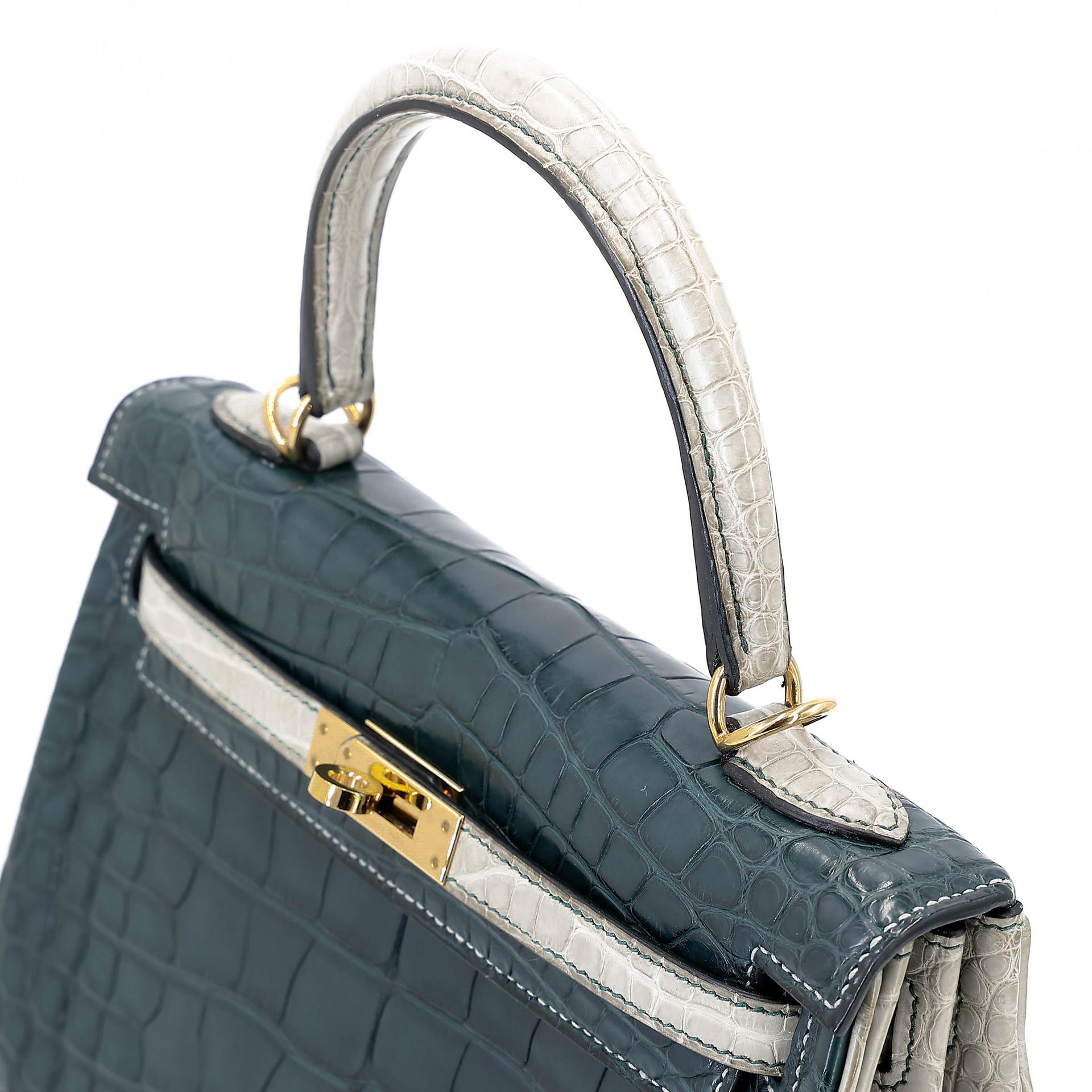 Very Good ( Rank A) HERMÈS Special Order Kelly 25 HSS Vert Cypress (6O) Gris Perle (80) Matte Alligator Permabrass hardware U (2022) - 3