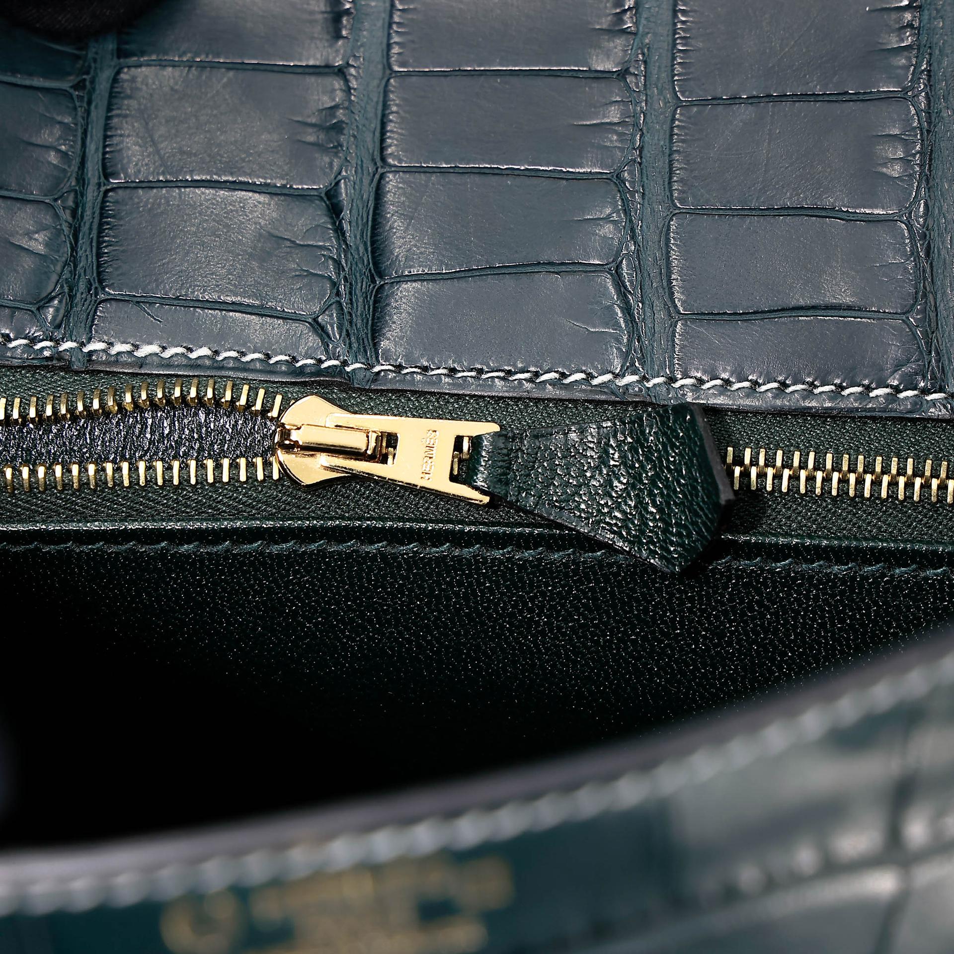 Very Good ( Rank A) HERMÈS Special Order Kelly 25 HSS Vert Cypress (6O) Gris Perle (80) Matte Alligator Permabrass hardware U (2022) - 23