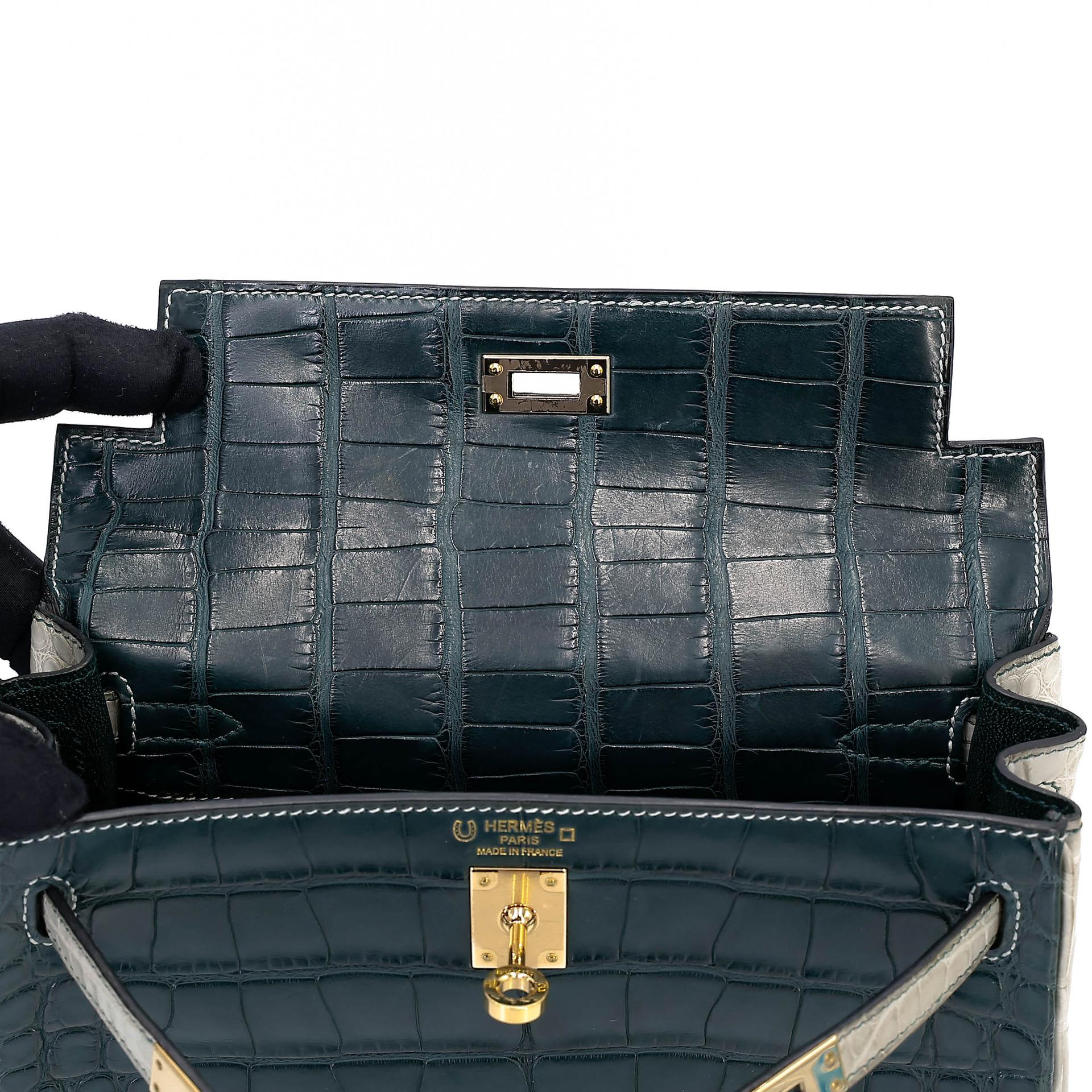 Very Good ( Rank A) HERMÈS Special Order Kelly 25 HSS Vert Cypress (6O) Gris Perle (80) Matte Alligator Permabrass hardware U (2022) - 16