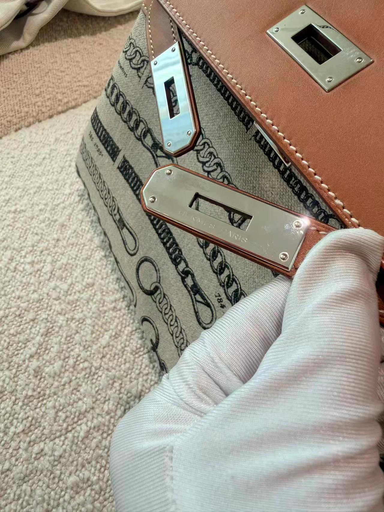 Very Good ( Rank A) HERMÈS Limited Edition Kelly 28 De Camp Dechainee Fauve (34) Barenia Toile Camp canvas Palladium hardware A (2017) - 17