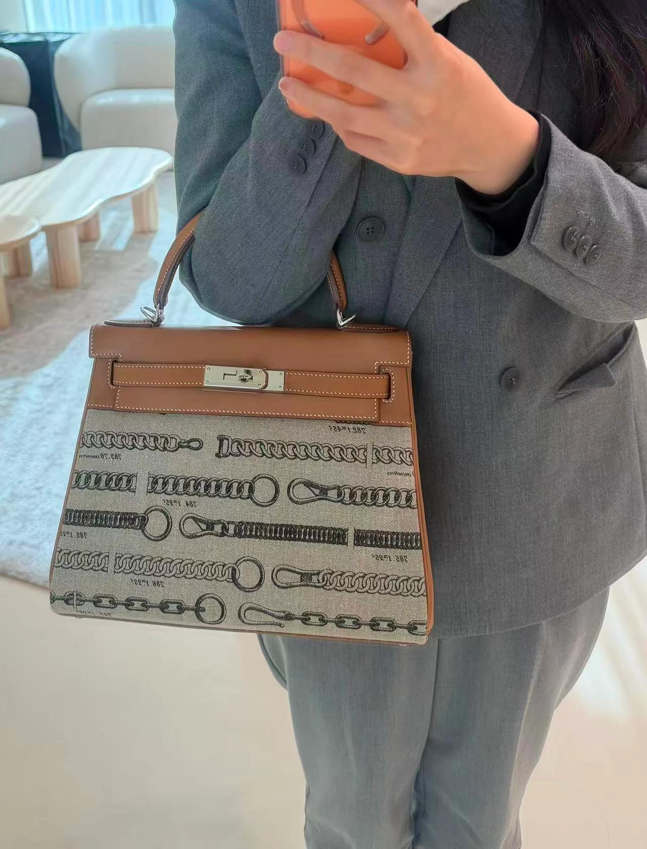 Very Good ( Rank A) HERMÈS Limited Edition Kelly 28 De Camp Dechainee Fauve (34) Barenia Toile Camp canvas Palladium hardware A (2017) - 3