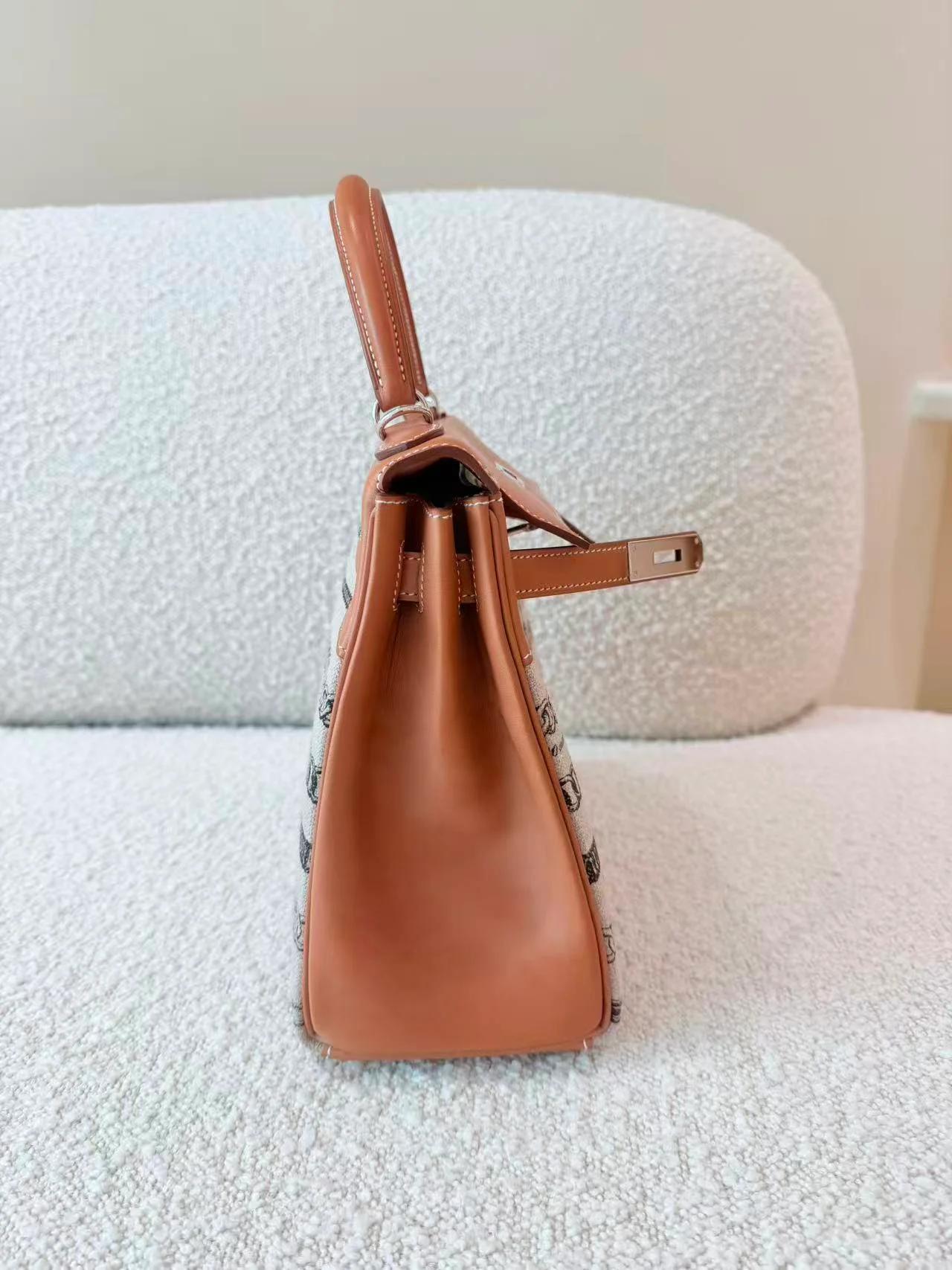 Very Good ( Rank A) HERMÈS Limited Edition Kelly 28 De Camp Dechainee Fauve (34) Barenia Toile Camp canvas Palladium hardware A (2017) - 8
