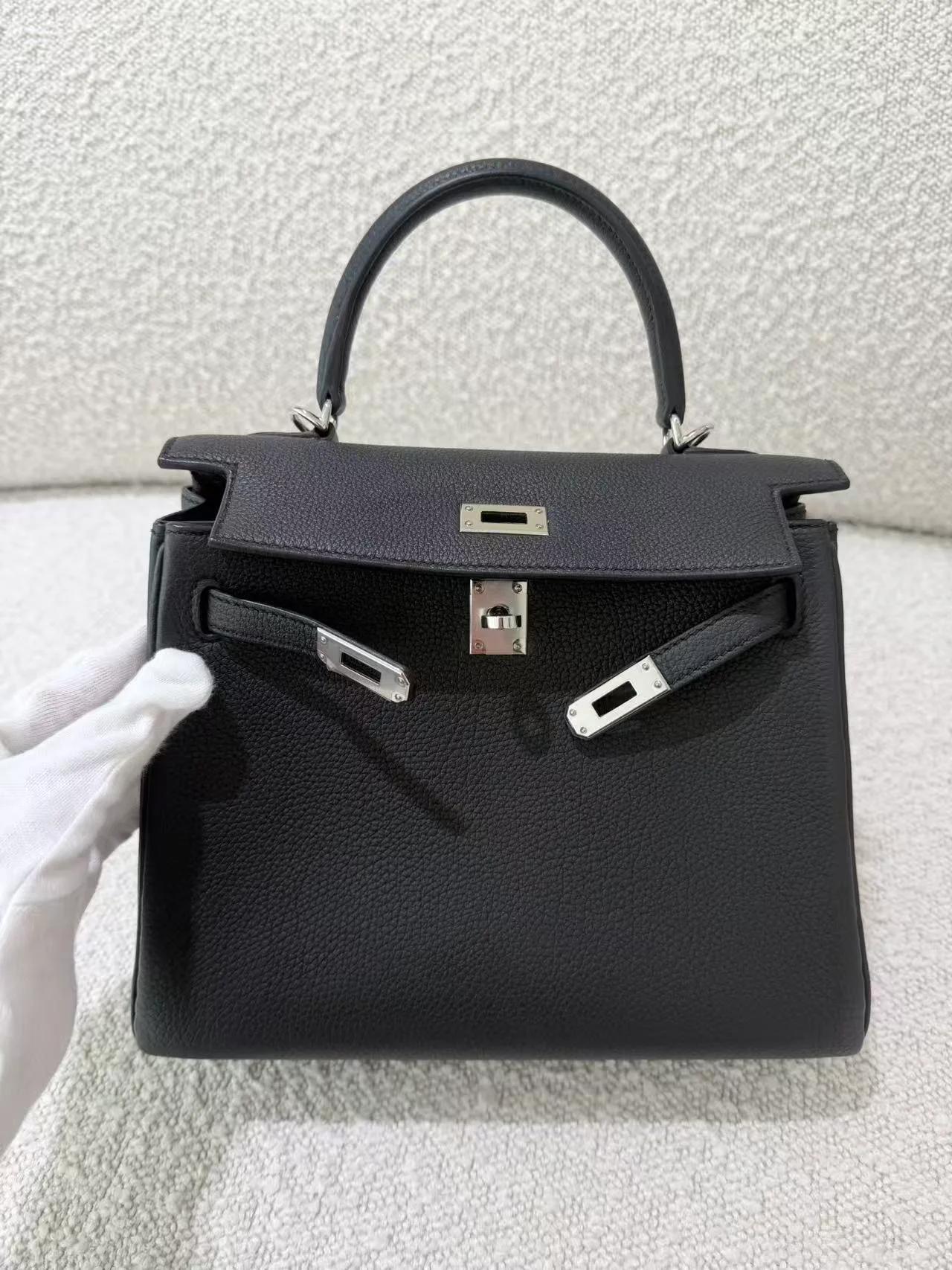Very Good ( Rank A) HERMÈS Kelly 25 Noir (89) Togo Palladium hardware B (2023) - 5