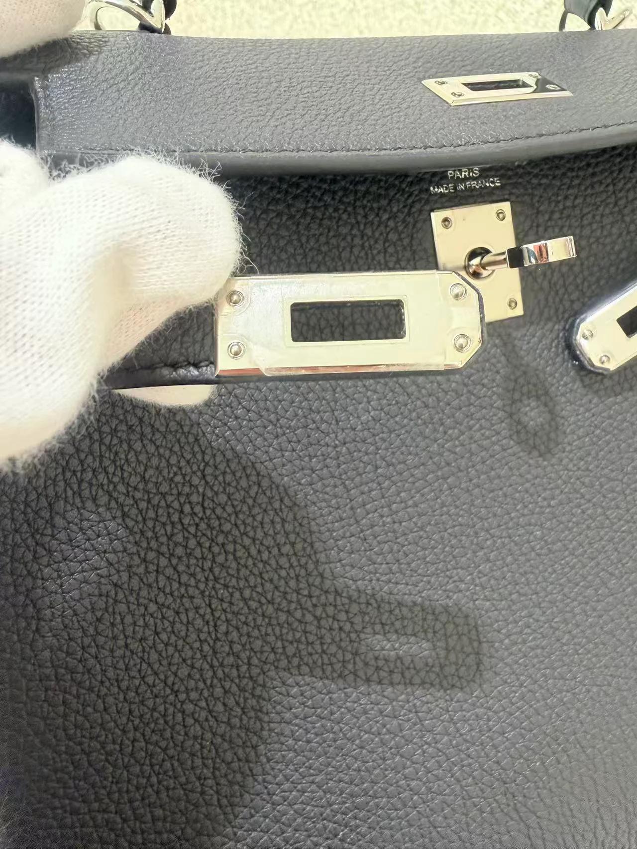 Very Good ( Rank A) HERMÈS Kelly 25 Noir (89) Togo Palladium hardware B (2023) - 18