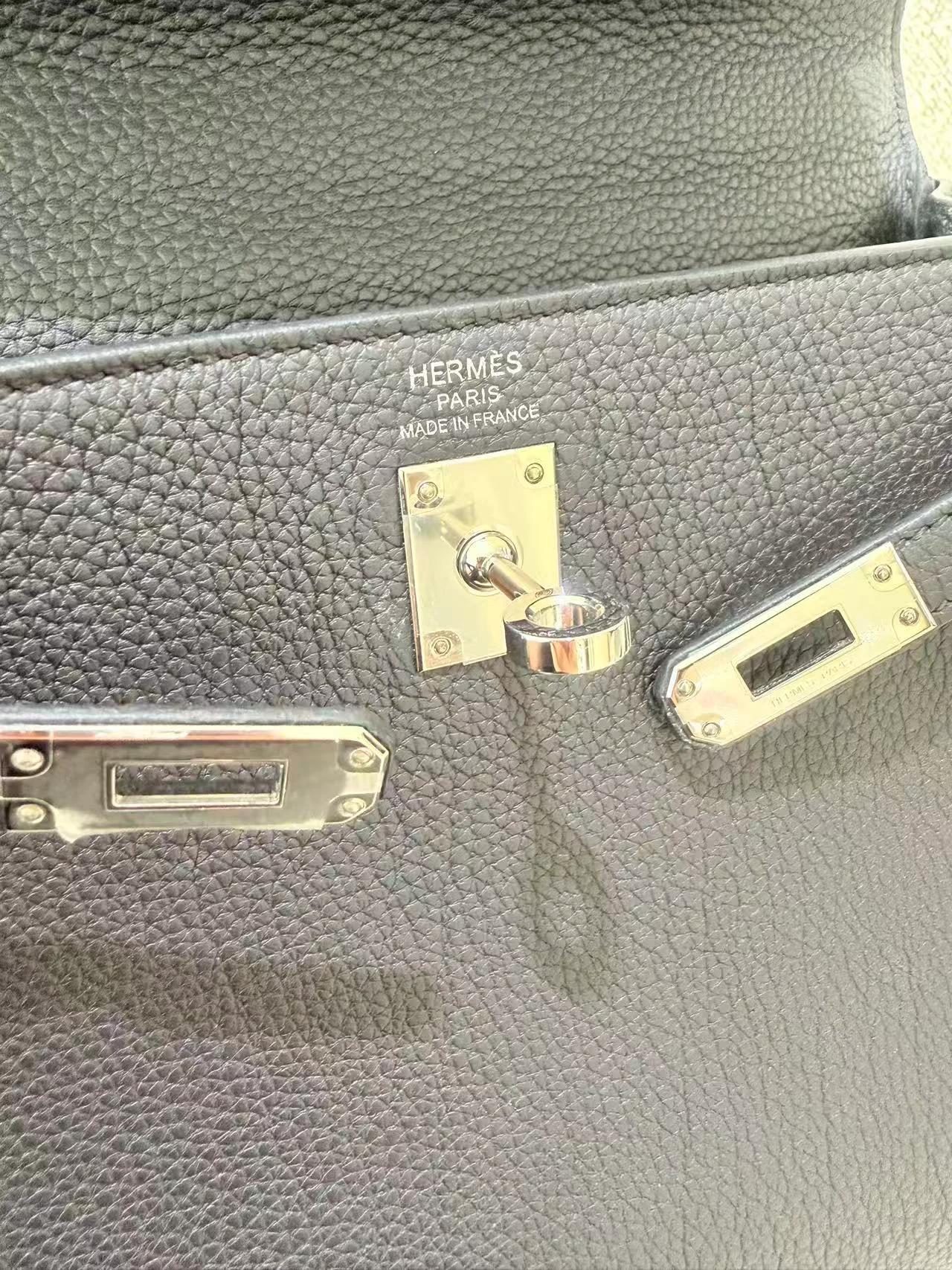Very Good ( Rank A) HERMÈS Kelly 25 Noir (89) Togo Palladium hardware B (2023) - 15