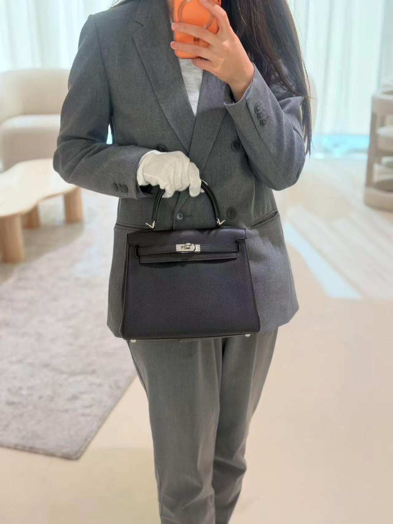 Very Good ( Rank A) HERMÈS Kelly 25 Noir (89) Togo Palladium hardware B (2023) - 4