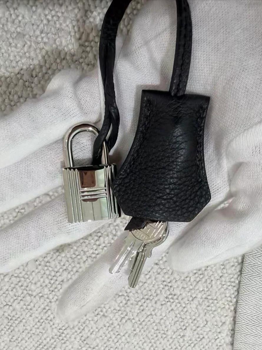 Very Good ( Rank A) HERMÈS Kelly 25 Noir (89) Togo Palladium hardware B (2023) - 24