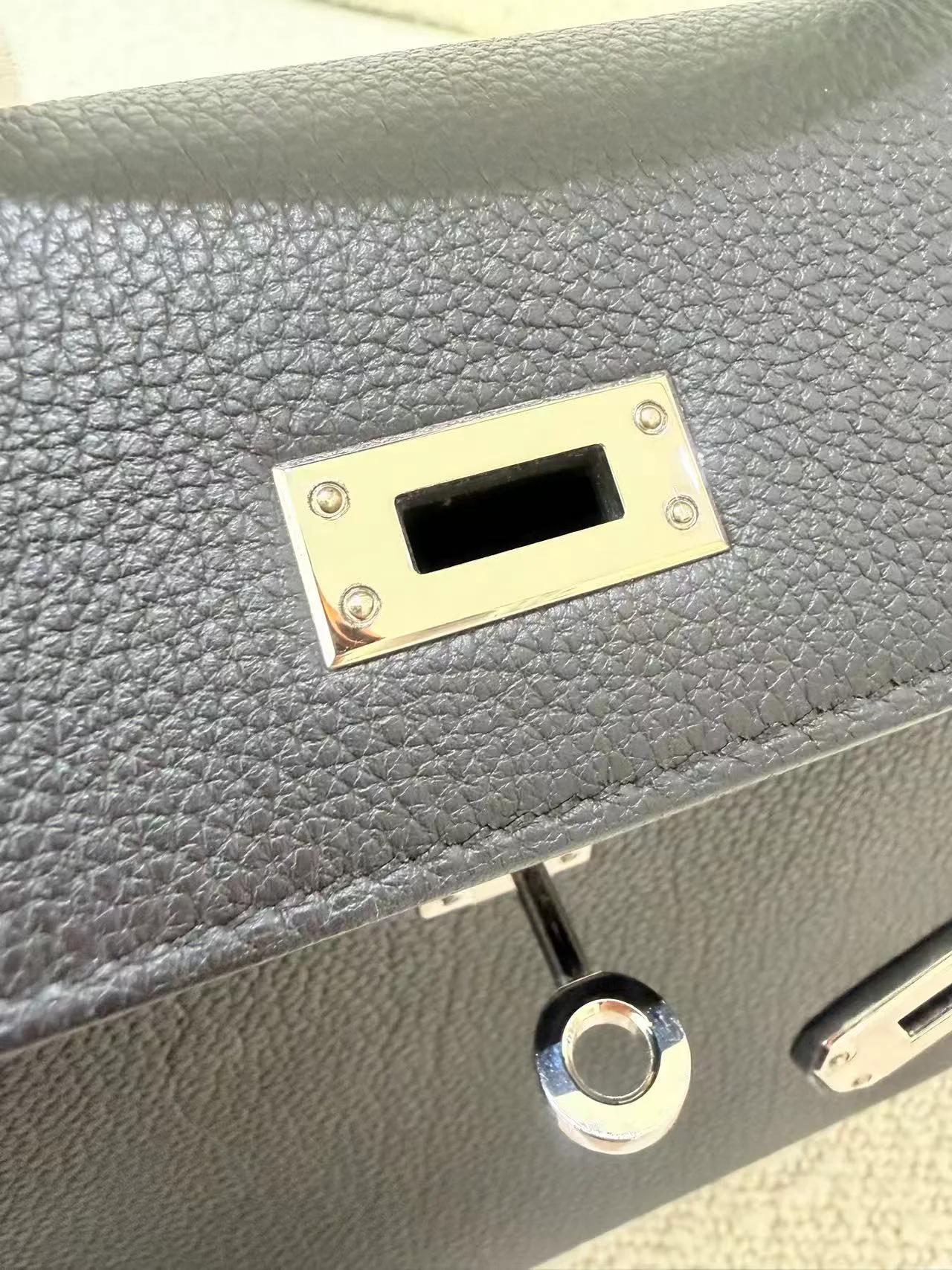 Very Good ( Rank A) HERMÈS Kelly 25 Noir (89) Togo Palladium hardware B (2023) - 16