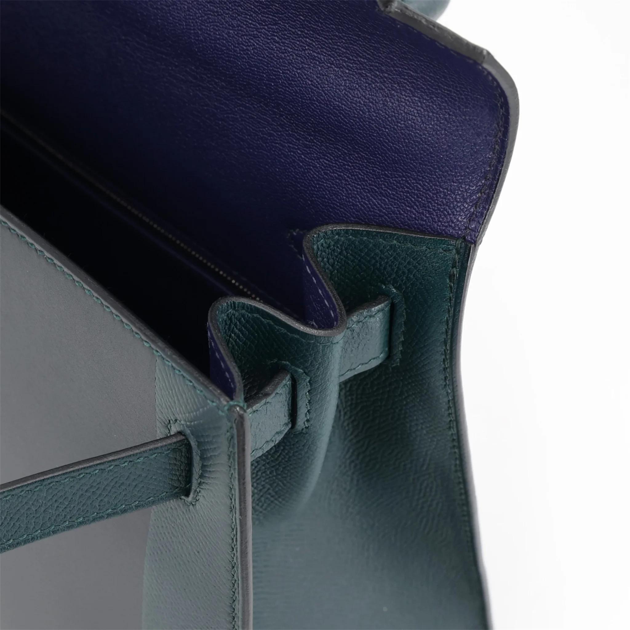 Excellent ( Rank SA ) HERMÈS Limited Edition Kelly 28 Sellier Letter H Vert Cypress (6O) Bleu Obscur (K7) Malachite (Z6) Epsom Sombrero Clemence Palladium hardware C (2018) - 13