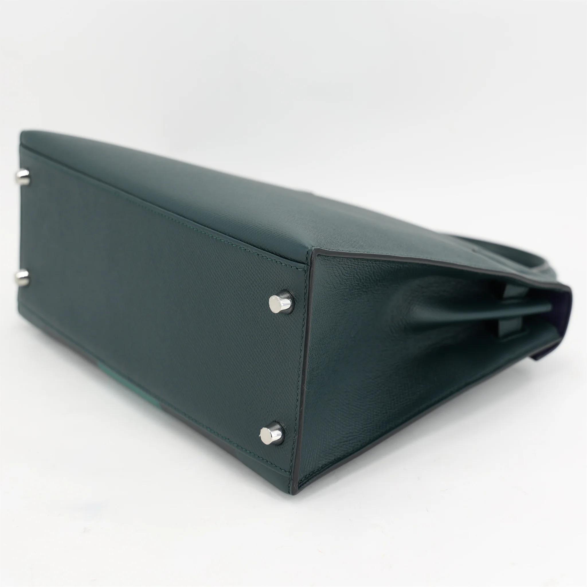 Excellent ( Rank SA ) HERMÈS Limited Edition Kelly 28 Sellier Letter H Vert Cypress (6O) Bleu Obscur (K7) Malachite (Z6) Epsom Sombrero Clemence Palladium hardware C (2018) - 7