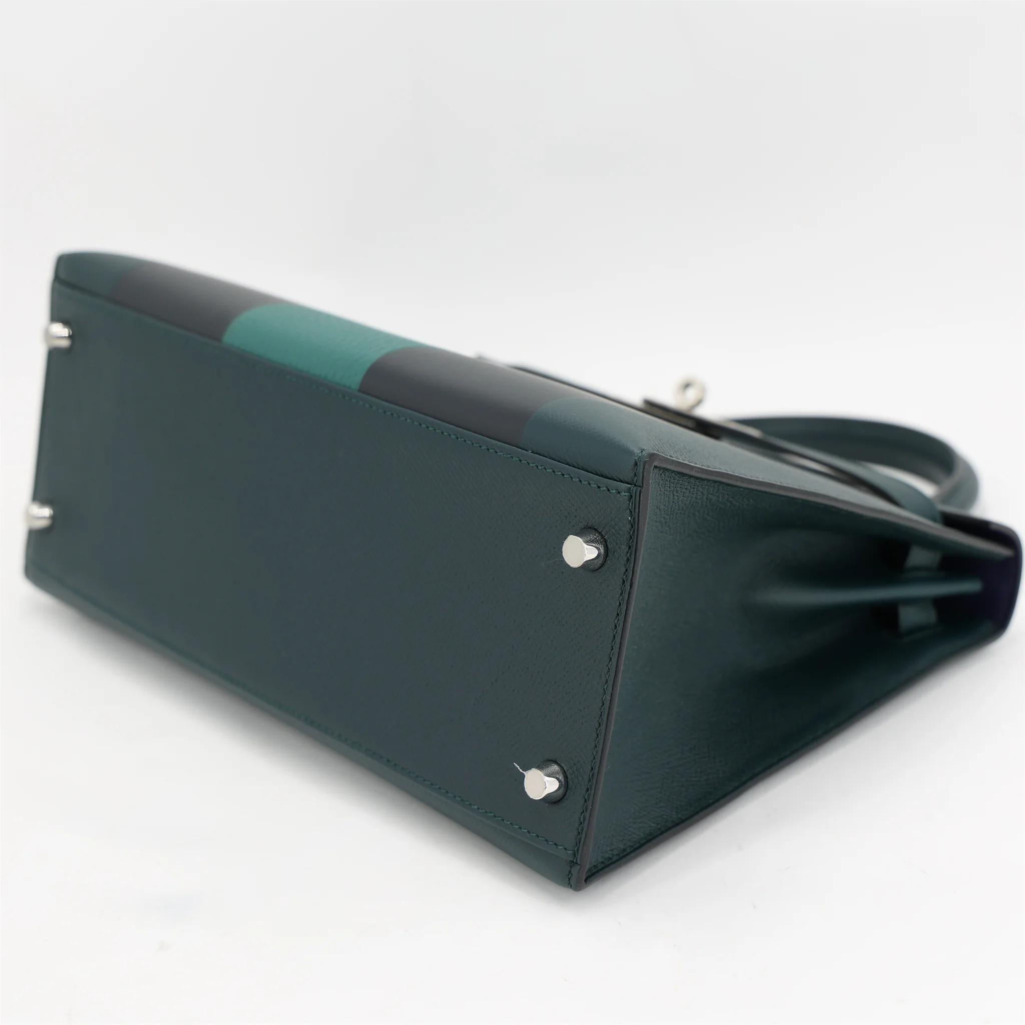 Excellent ( Rank SA ) HERMÈS Limited Edition Kelly 28 Sellier Letter H Vert Cypress (6O) Bleu Obscur (K7) Malachite (Z6) Epsom Sombrero Clemence Palladium hardware C (2018) - 5
