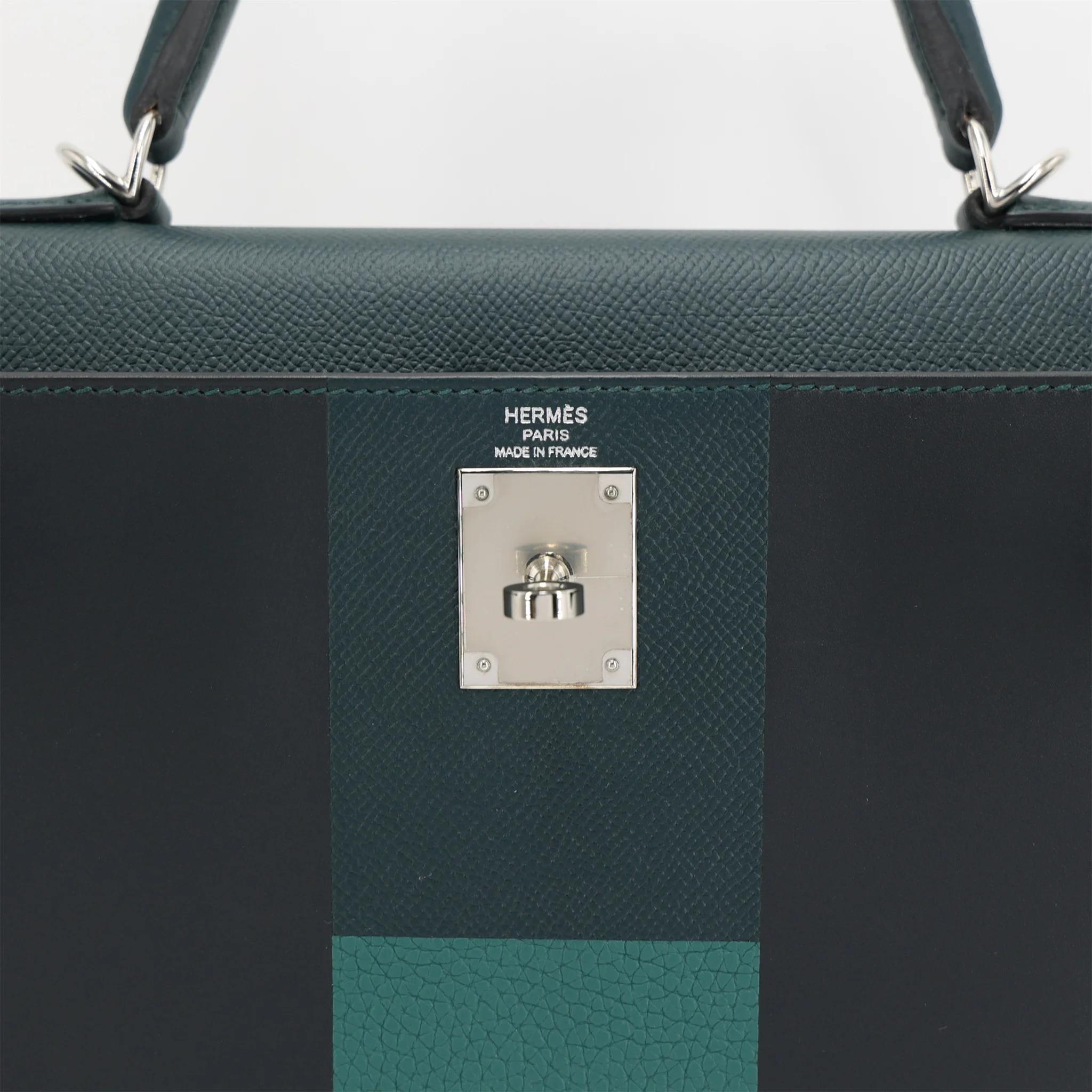 Excellent ( Rank SA ) HERMÈS Limited Edition Kelly 28 Sellier Letter H Vert Cypress (6O) Bleu Obscur (K7) Malachite (Z6) Epsom Sombrero Clemence Palladium hardware C (2018) - 10