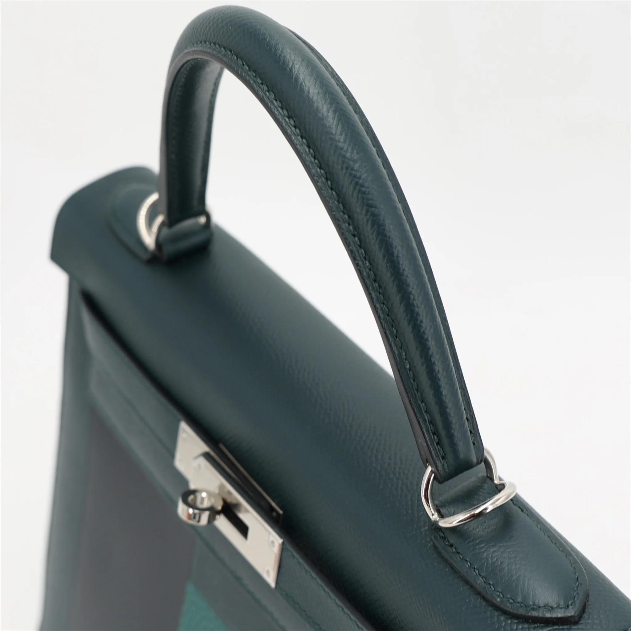 Excellent ( Rank SA ) HERMÈS Limited Edition Kelly 28 Sellier Letter H Vert Cypress (6O) Bleu Obscur (K7) Malachite (Z6) Epsom Sombrero Clemence Palladium hardware C (2018) - 3