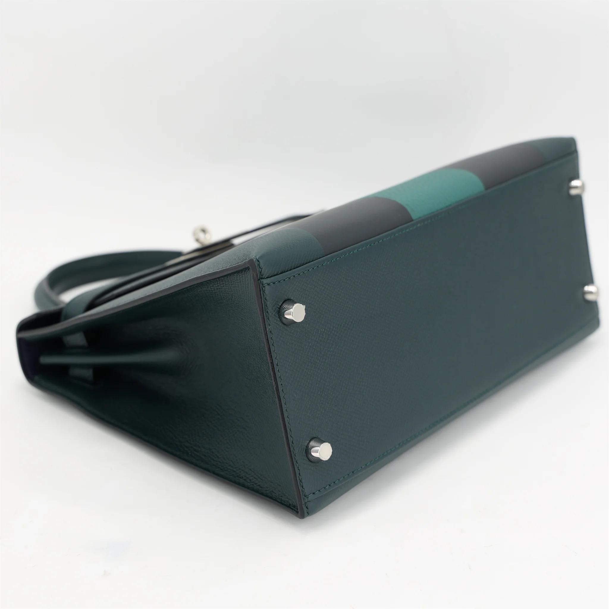 Excellent ( Rank SA ) HERMÈS Limited Edition Kelly 28 Sellier Letter H Vert Cypress (6O) Bleu Obscur (K7) Malachite (Z6) Epsom Sombrero Clemence Palladium hardware C (2018) - 4