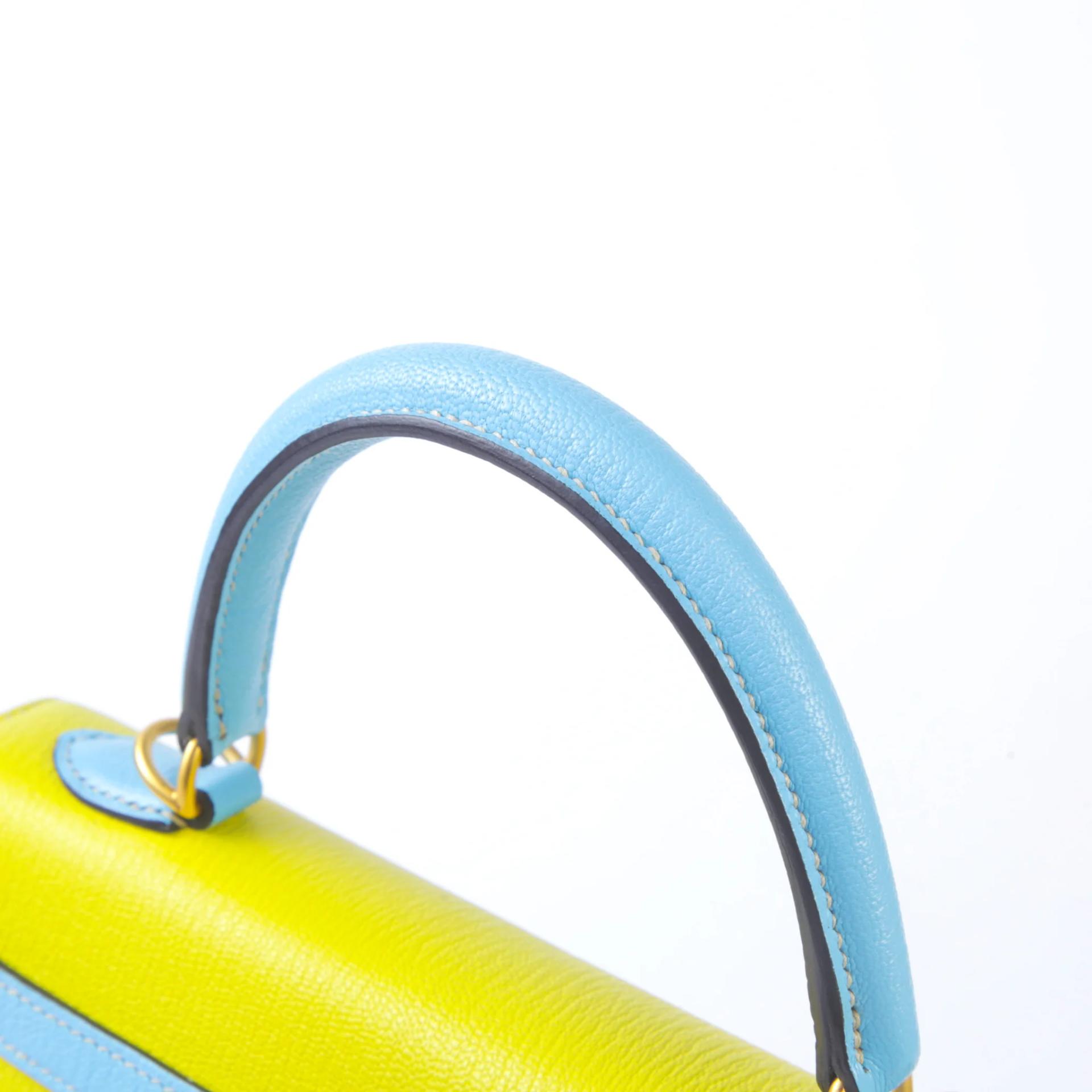 Very Good ( Rank A) HERMÈS Special Order Kelly 25 Sellier Celeste (7N) Lime (9R) Chevre Brushed Gold hardware Z (2021) - 3