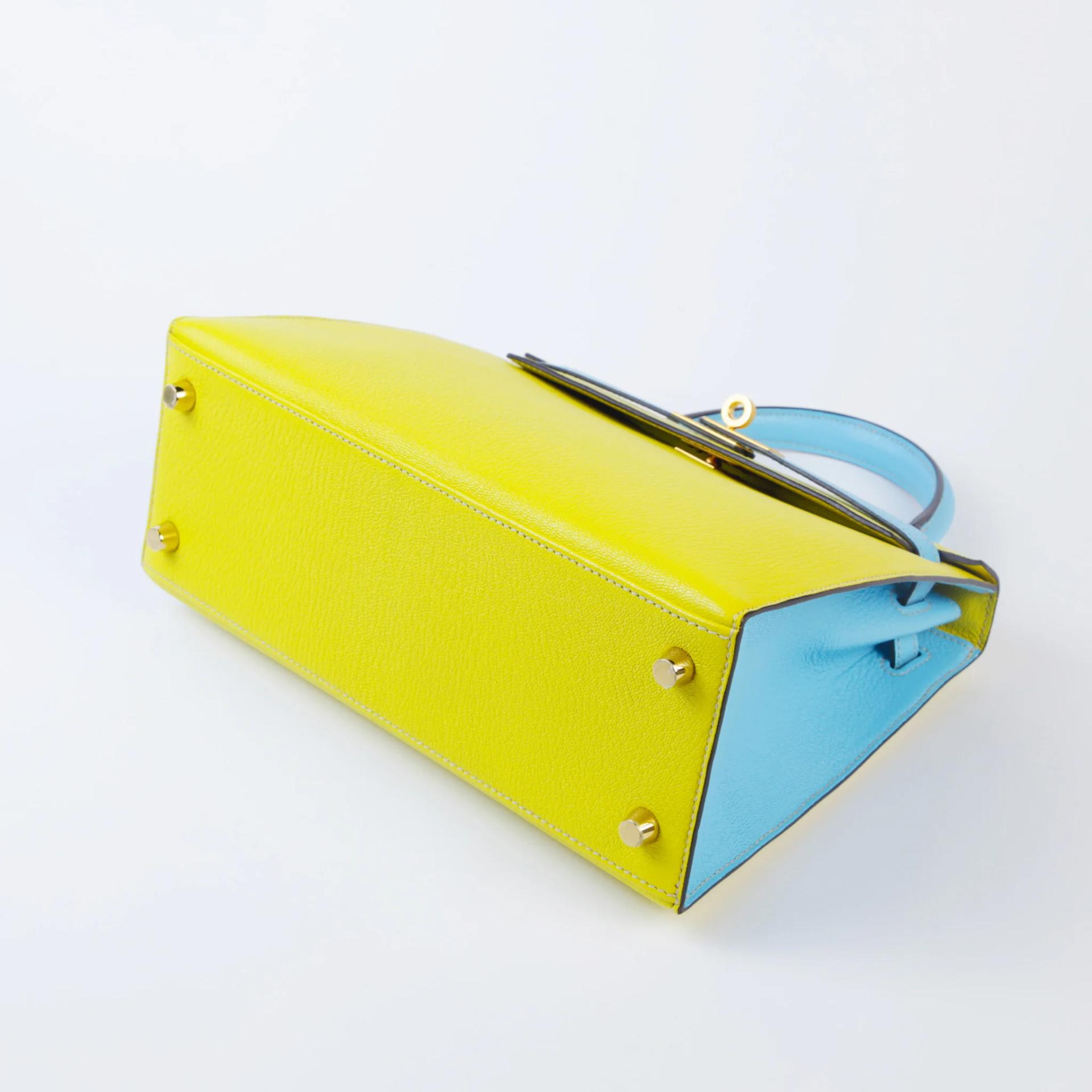 Very Good ( Rank A) HERMÈS Special Order Kelly 25 Sellier Celeste (7N) Lime (9R) Chevre Brushed Gold hardware Z (2021) - 5