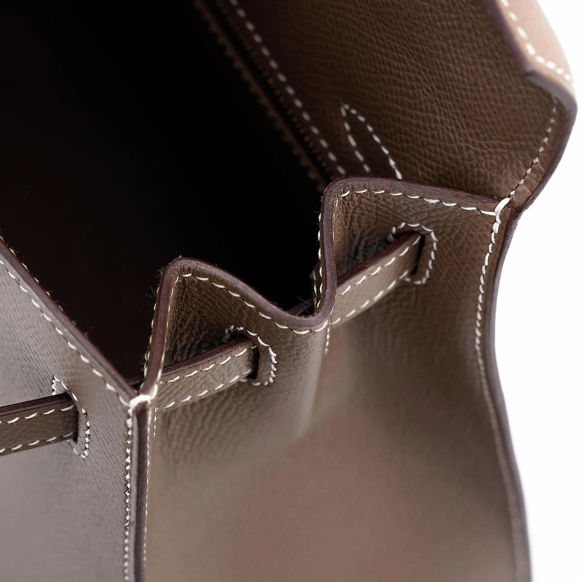 Excellent ( Rank SA ) HERMÈS Kelly 25 Sellier Etoupe (18) Epsom Gold hardware Y (2020) - 16