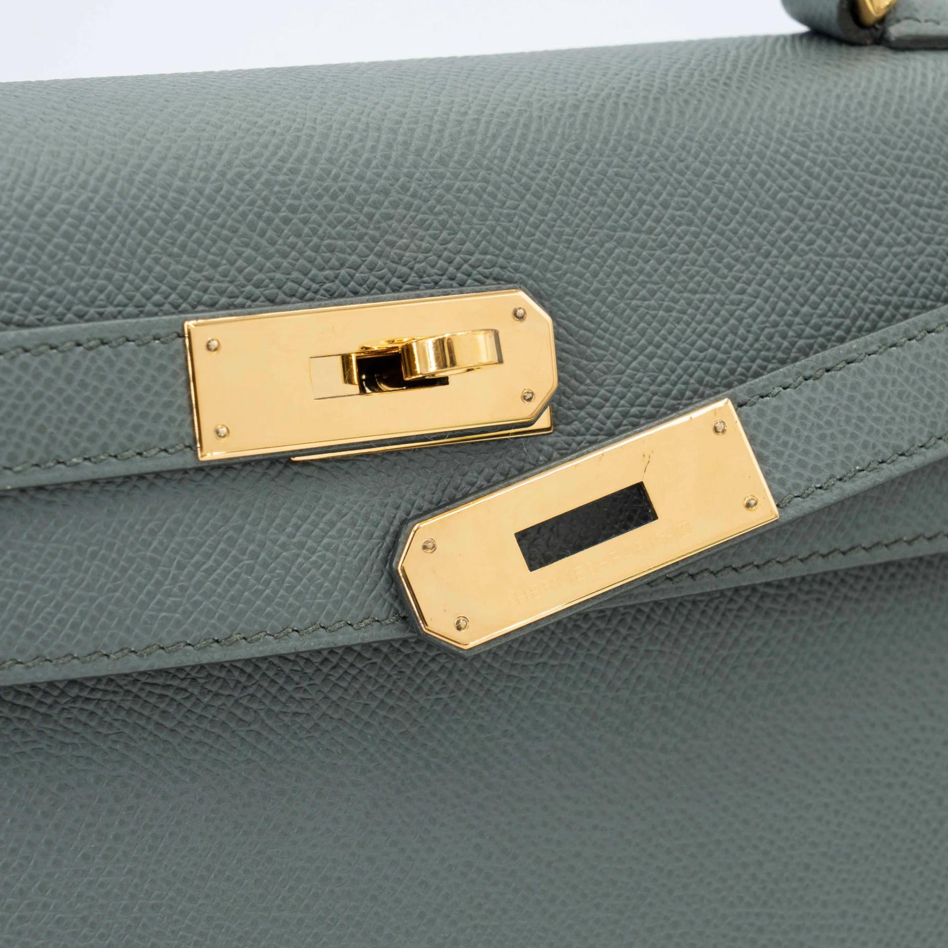 Very Good ( Rank A) HERMÈS Kelly 28 Sellier Vert Amande (63) Epsom Gold hardware Y (2020) - 12