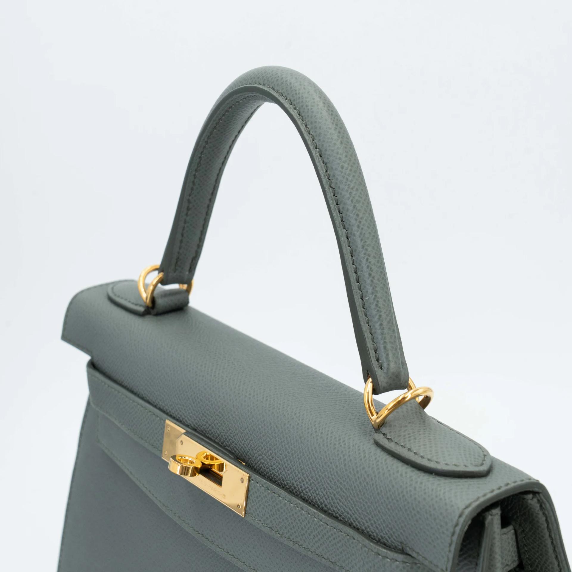 Very Good ( Rank A) HERMÈS Kelly 28 Sellier Vert Amande (63) Epsom Gold hardware Y (2020) - 3