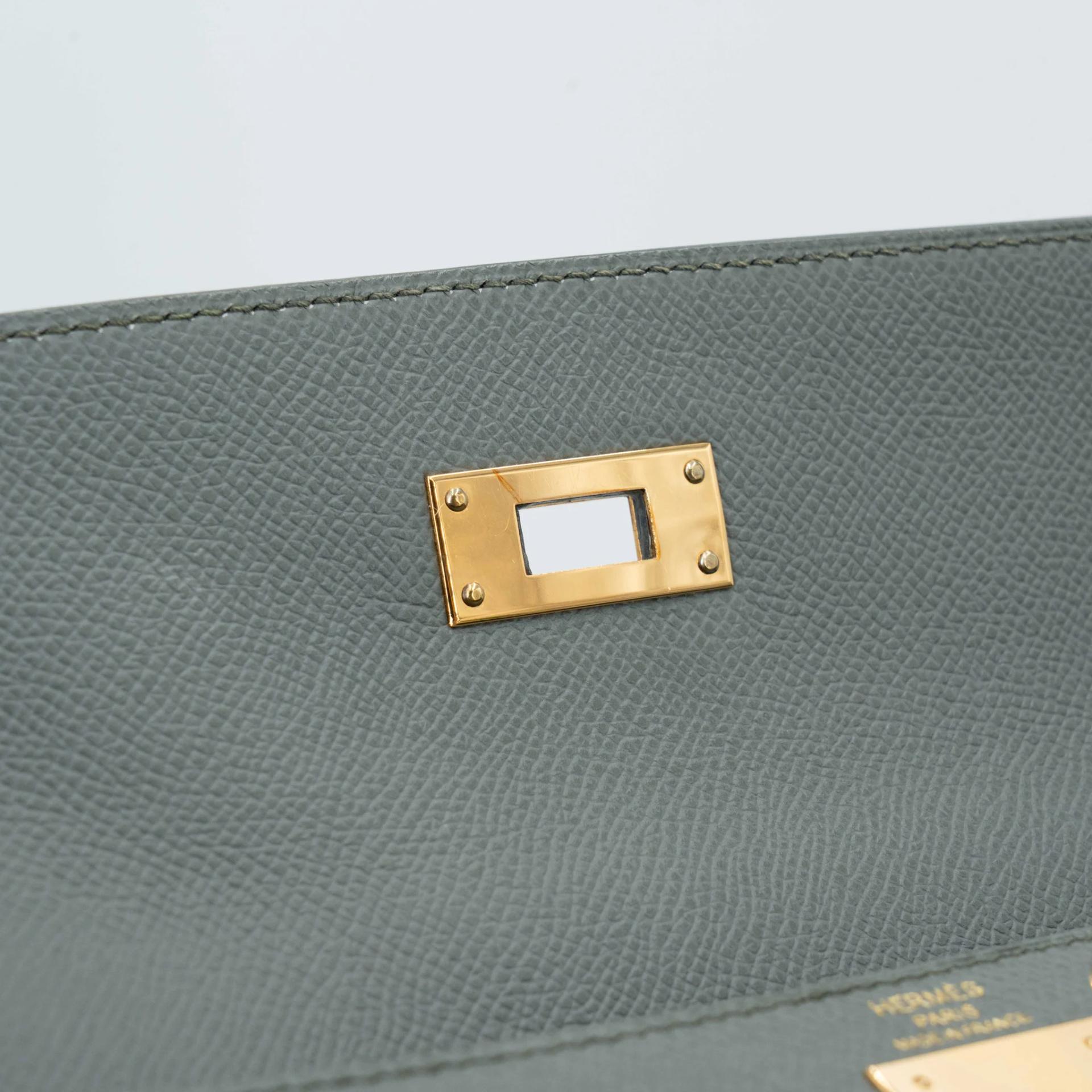 Very Good ( Rank A) HERMÈS Kelly 28 Sellier Vert Amande (63) Epsom Gold hardware Y (2020) - 14