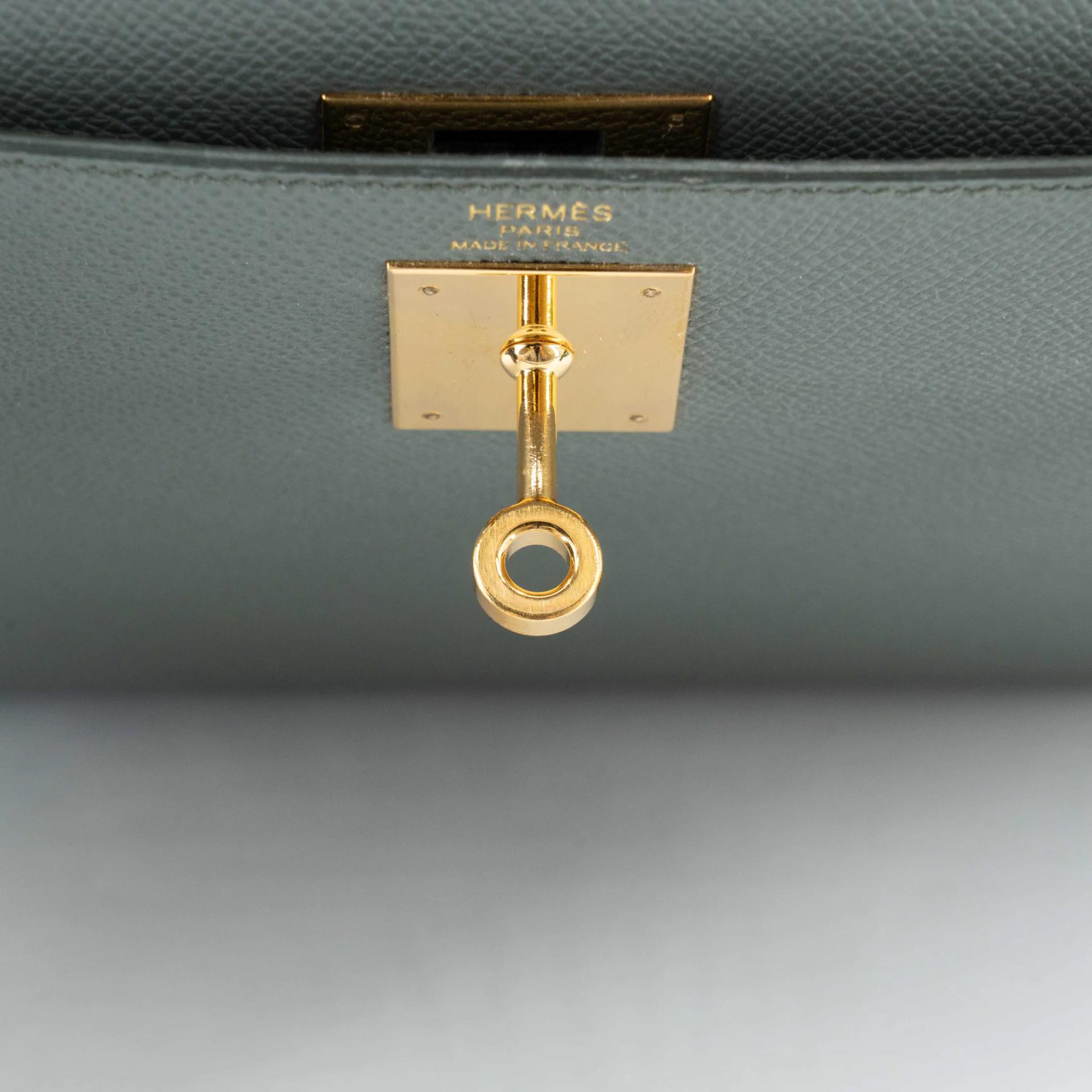Very Good ( Rank A) HERMÈS Kelly 28 Sellier Vert Amande (63) Epsom Gold hardware Y (2020) - 17