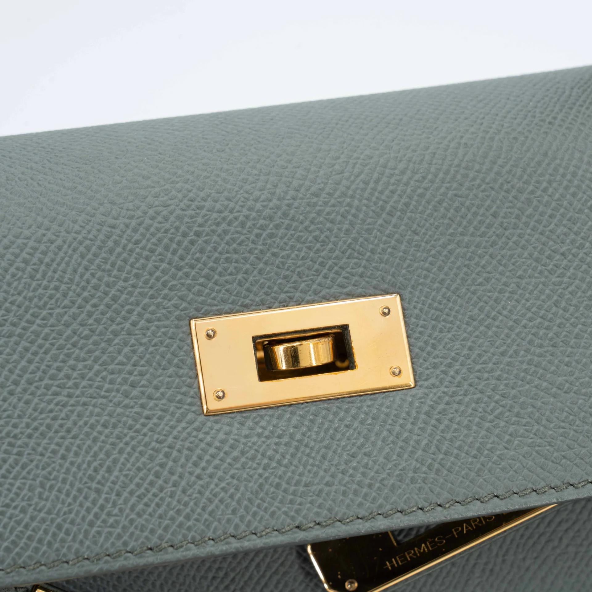 Very Good ( Rank A) HERMÈS Kelly 28 Sellier Vert Amande (63) Epsom Gold hardware Y (2020) - 13